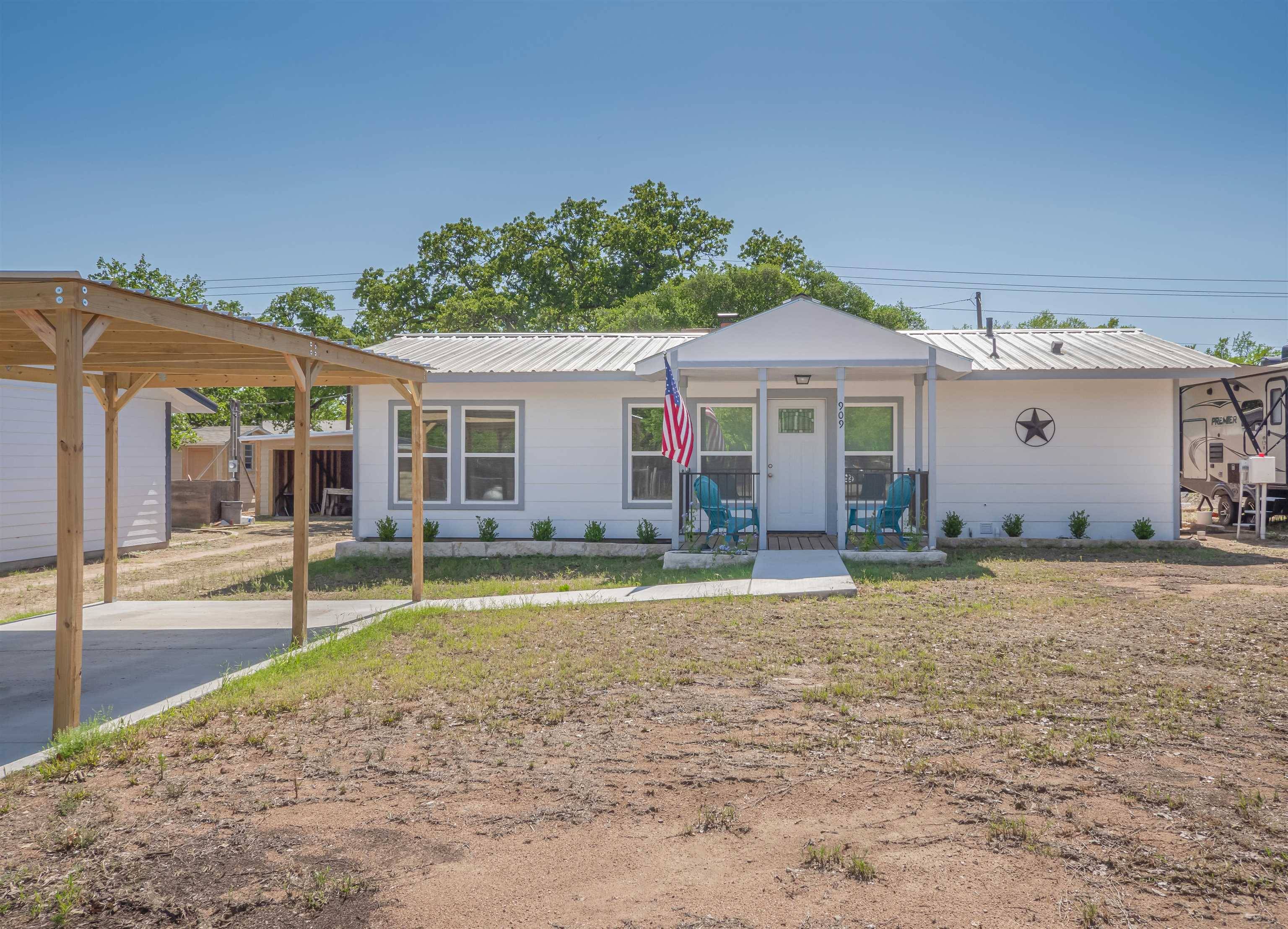 909 Tomahawk TRL, Kingsland, TX 78639