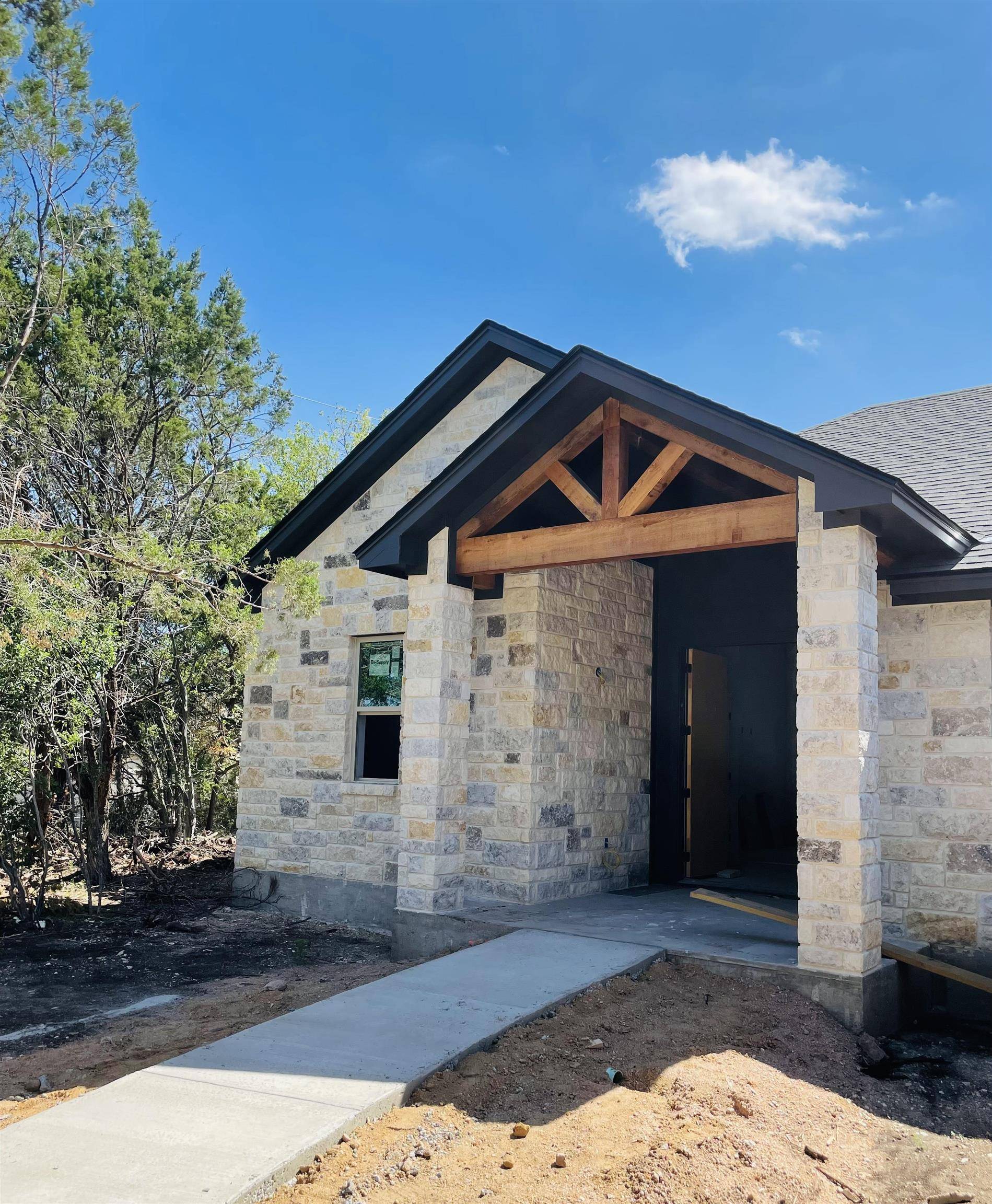 907 W Oakridge Dr CT, Marble Falls, TX 78654