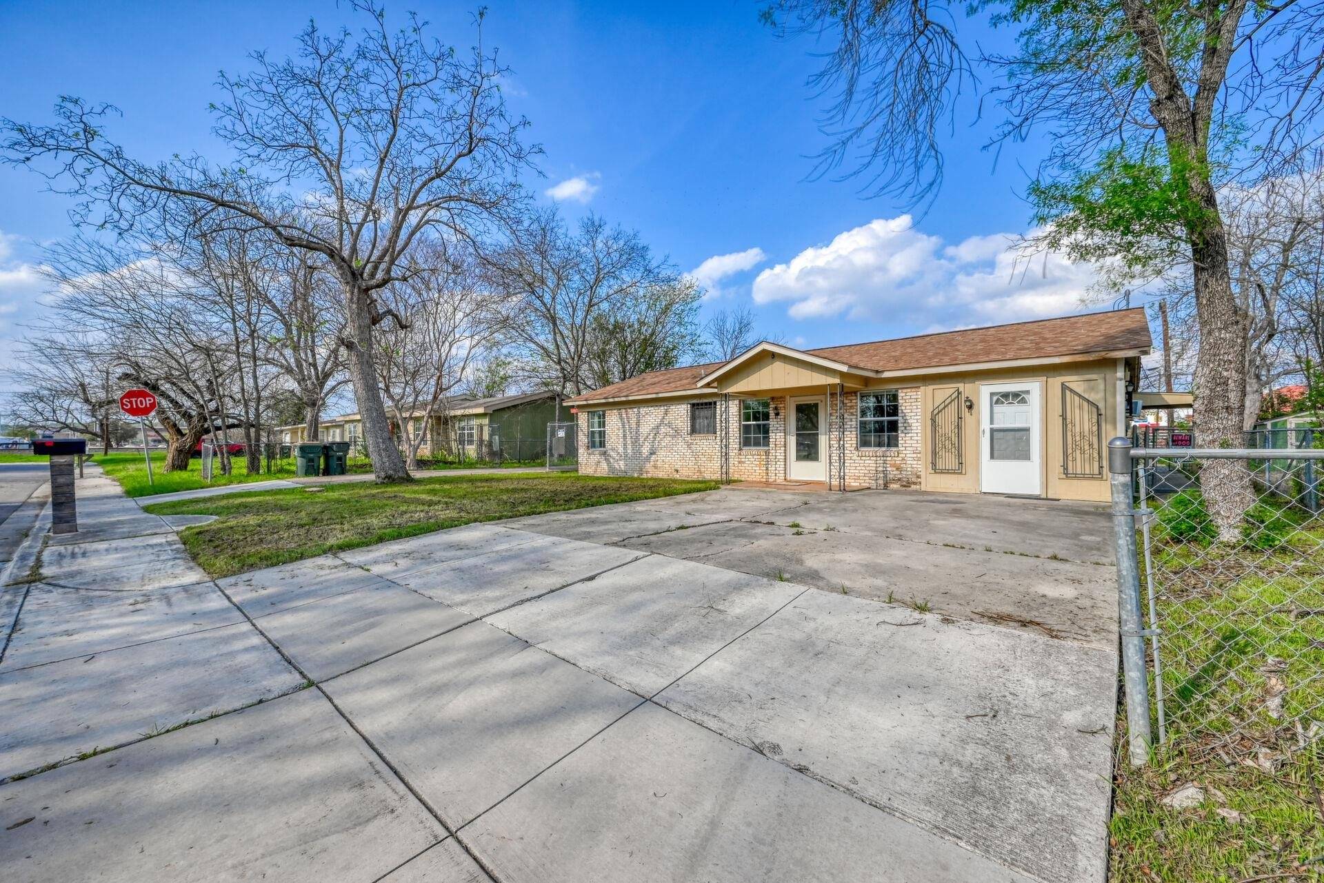 1303 Haynes ST, Out Of Area, TX 78666-7043