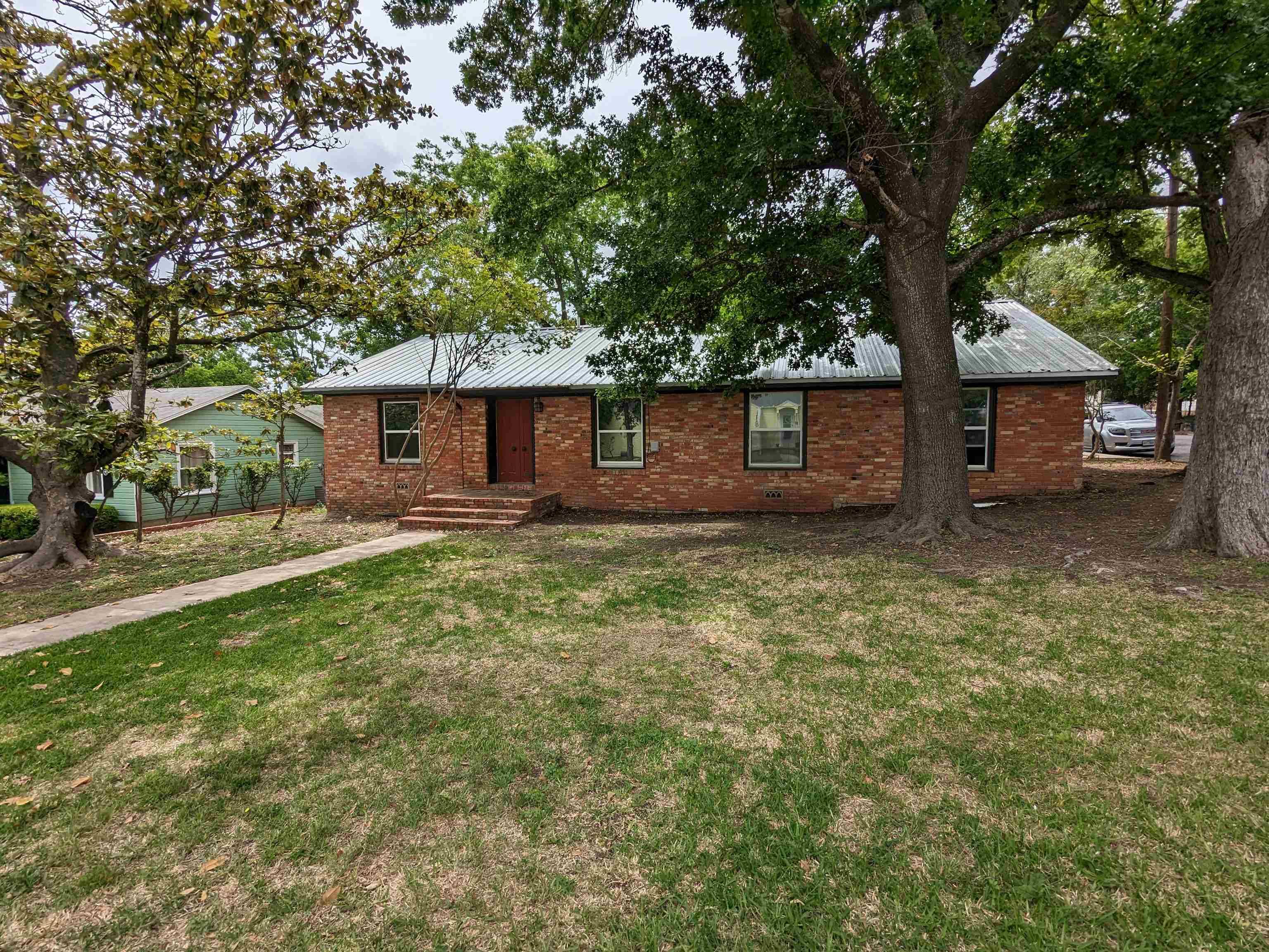 908 W 3Rd St, Lampasas, TX 76550