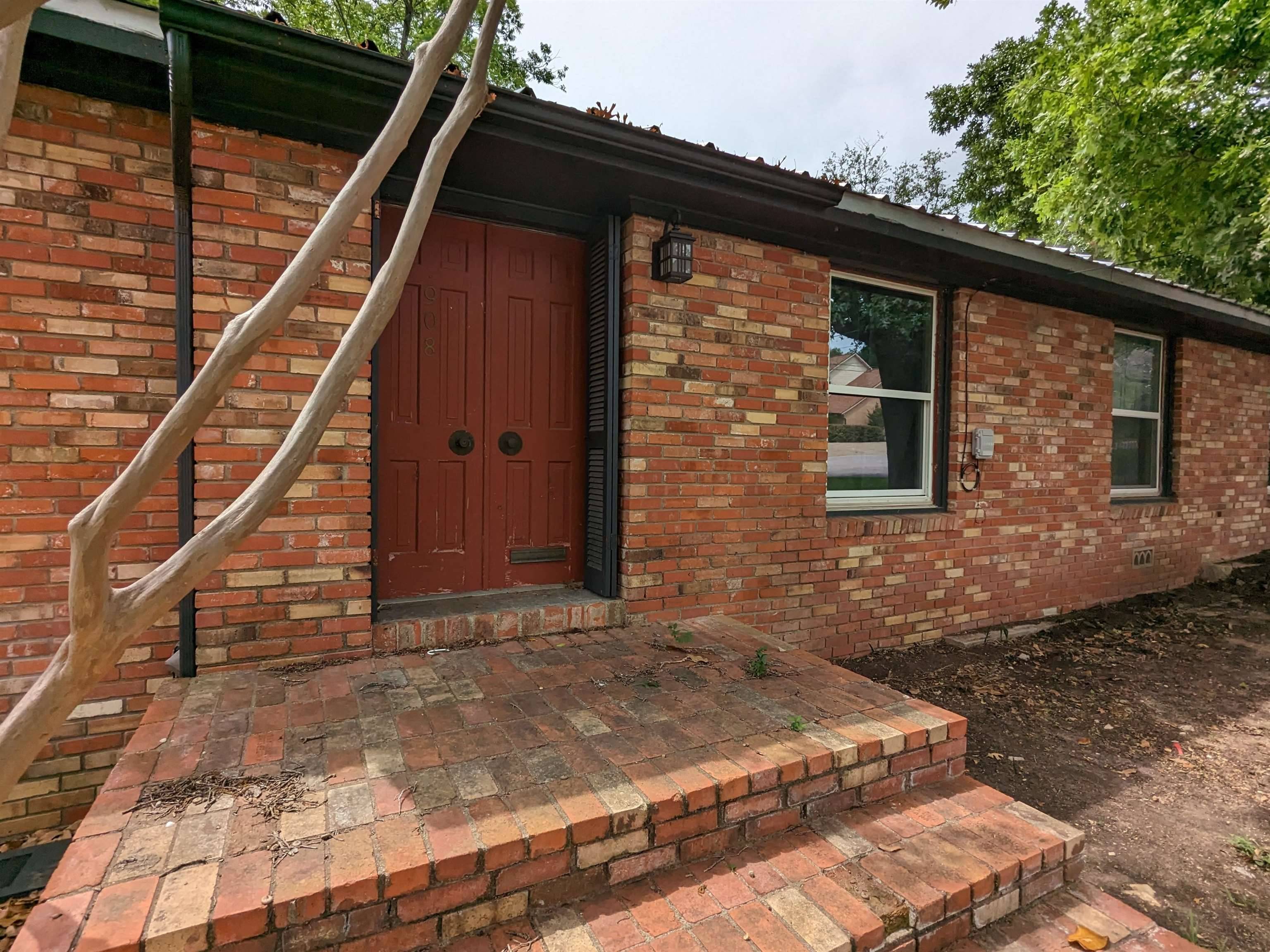 908 W 3Rd St, Lampasas, TX 76550