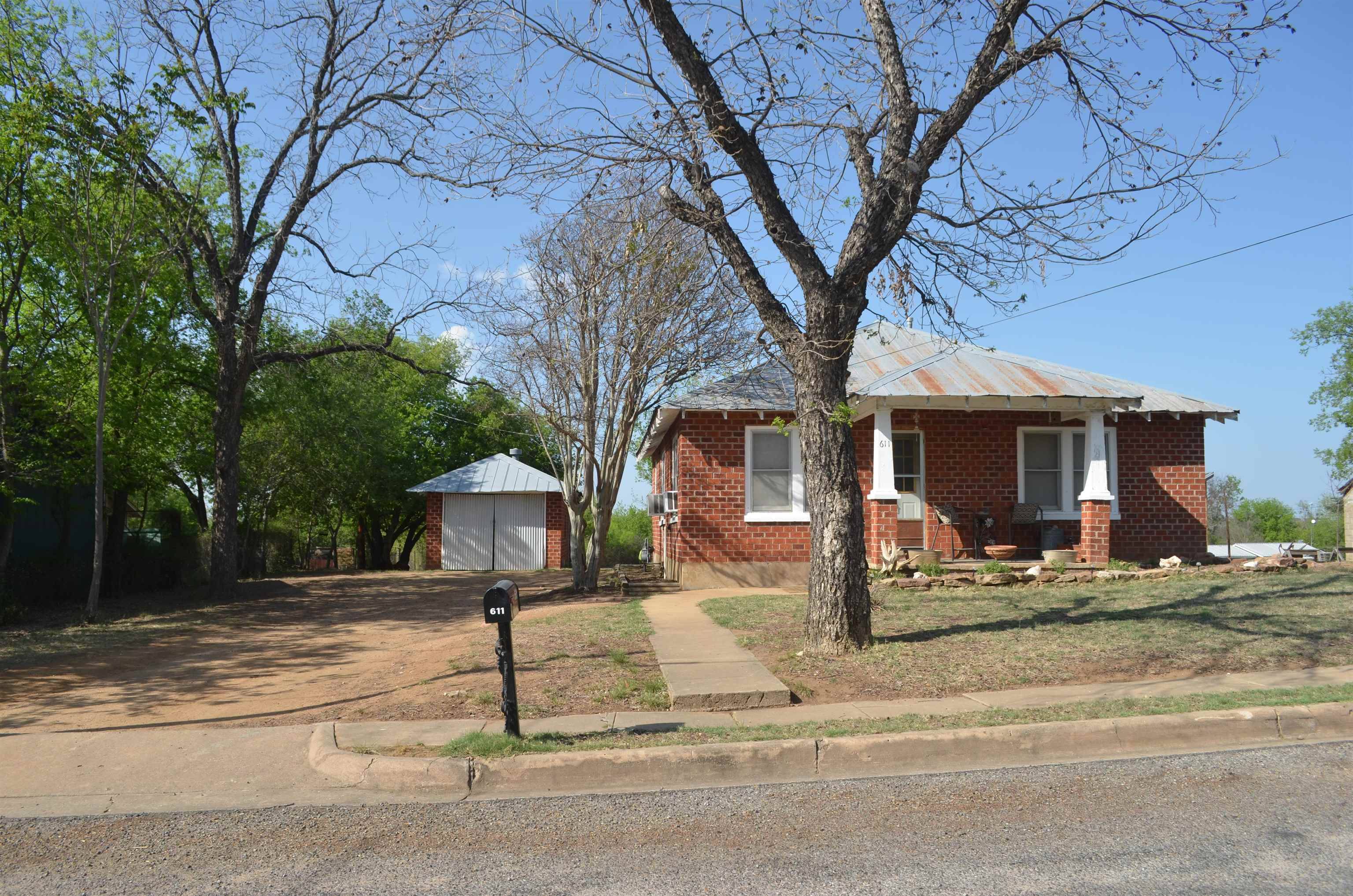 611 E Wallace, Llano, TX 78643