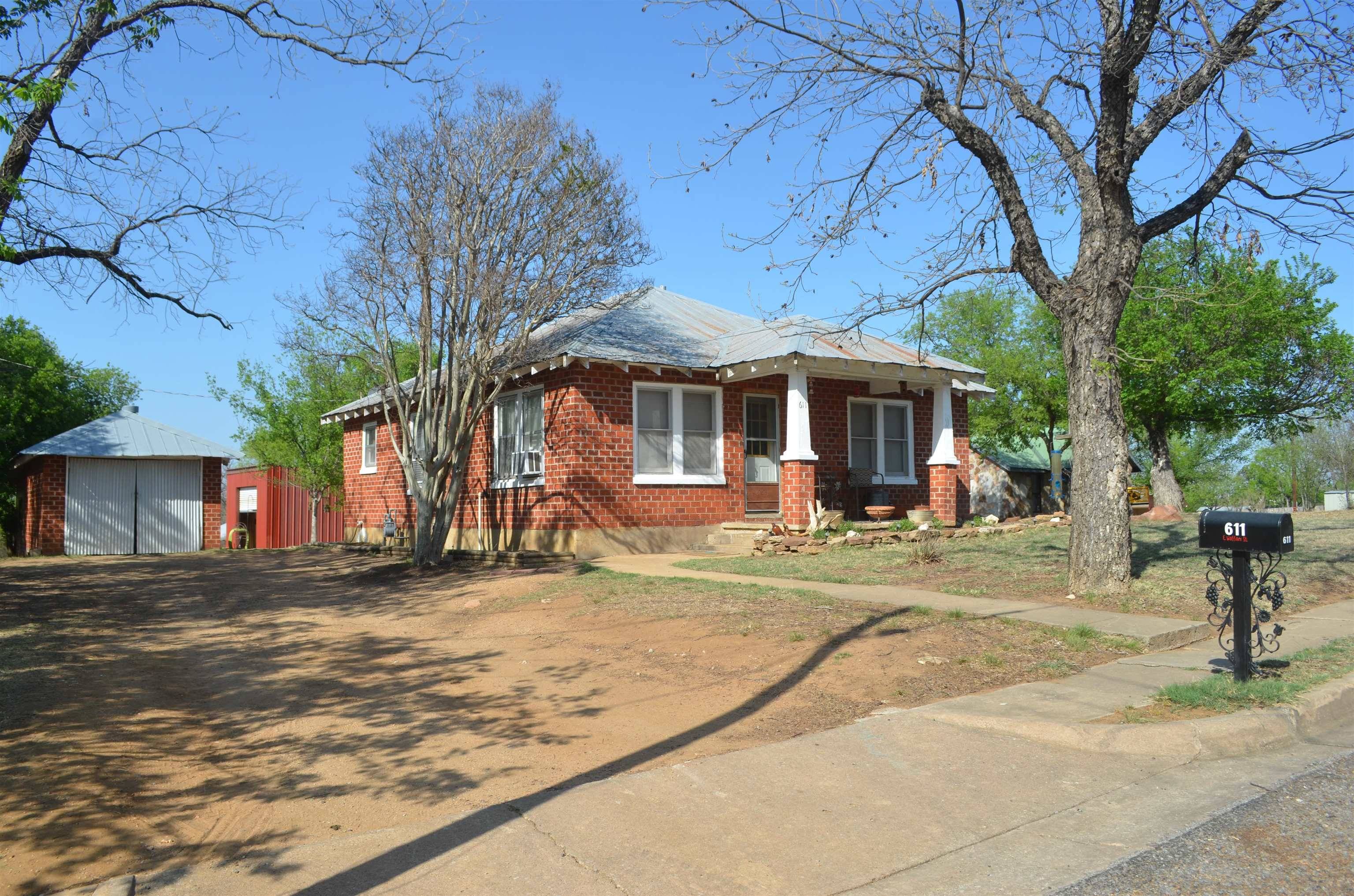 611 E Wallace, Llano, TX 78643