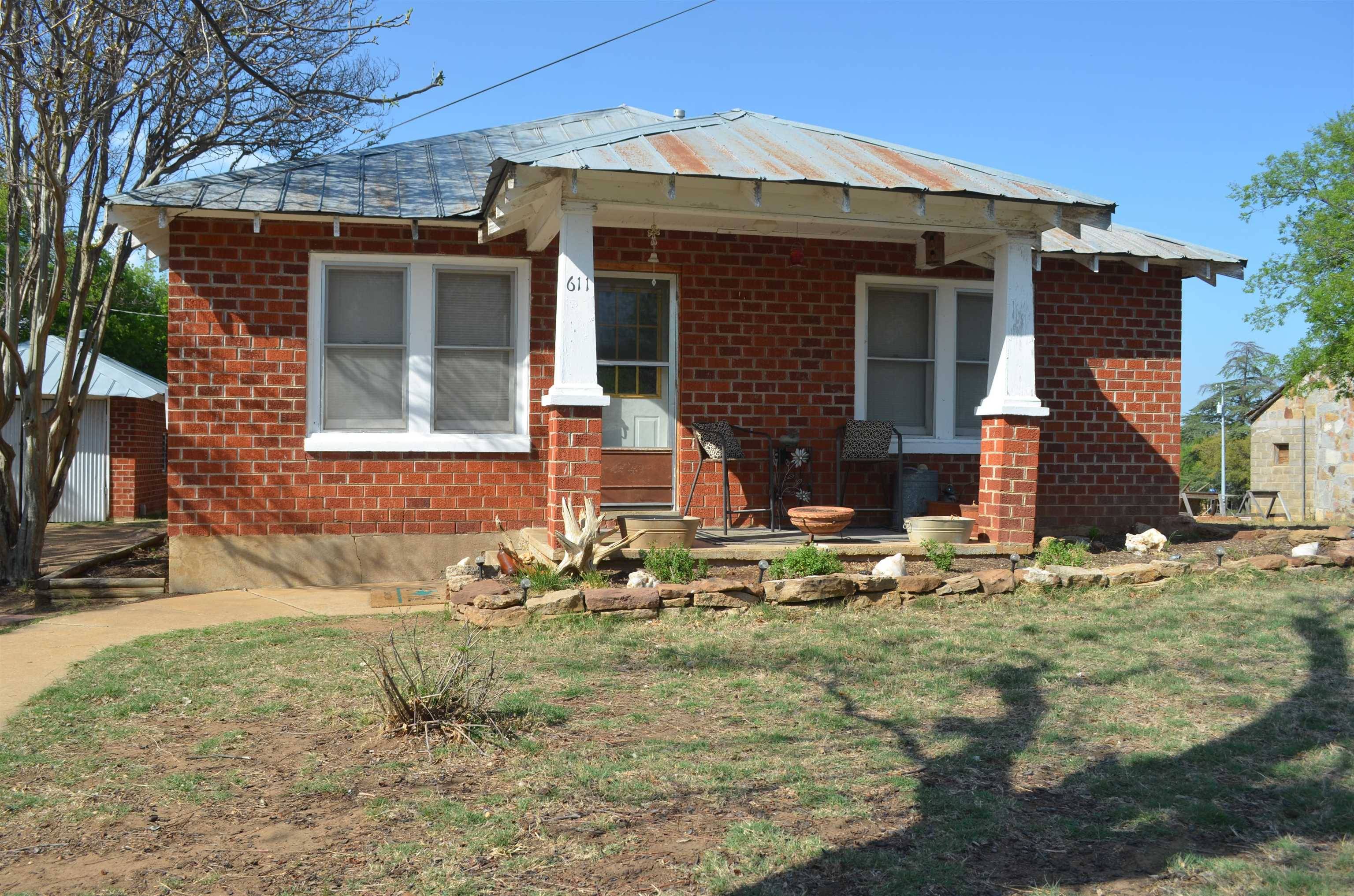 611 E Wallace, Llano, TX 78643
