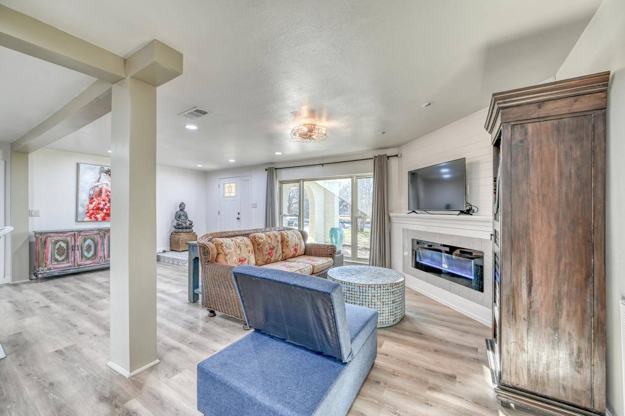 116 Crestwood Drive, Fredericksburg, TX 78624