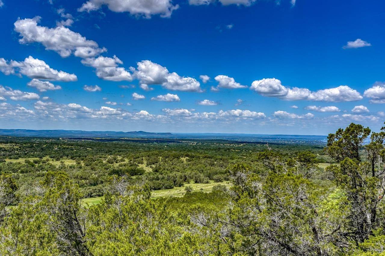 000 Sidewinder Ct, Round Mountain, TX 78663