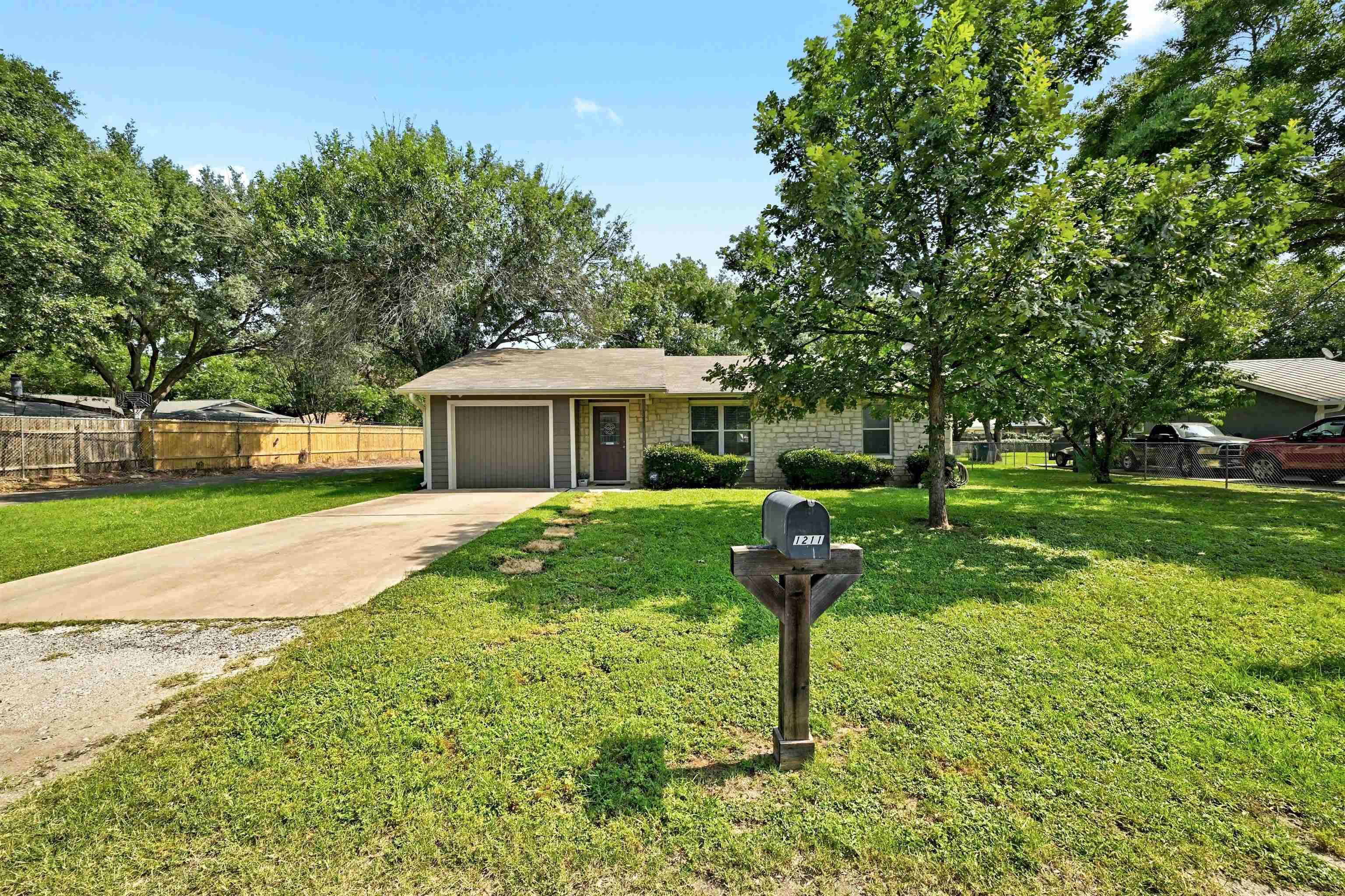 1211 Hackberry DR, Marble Falls, TX 78654
