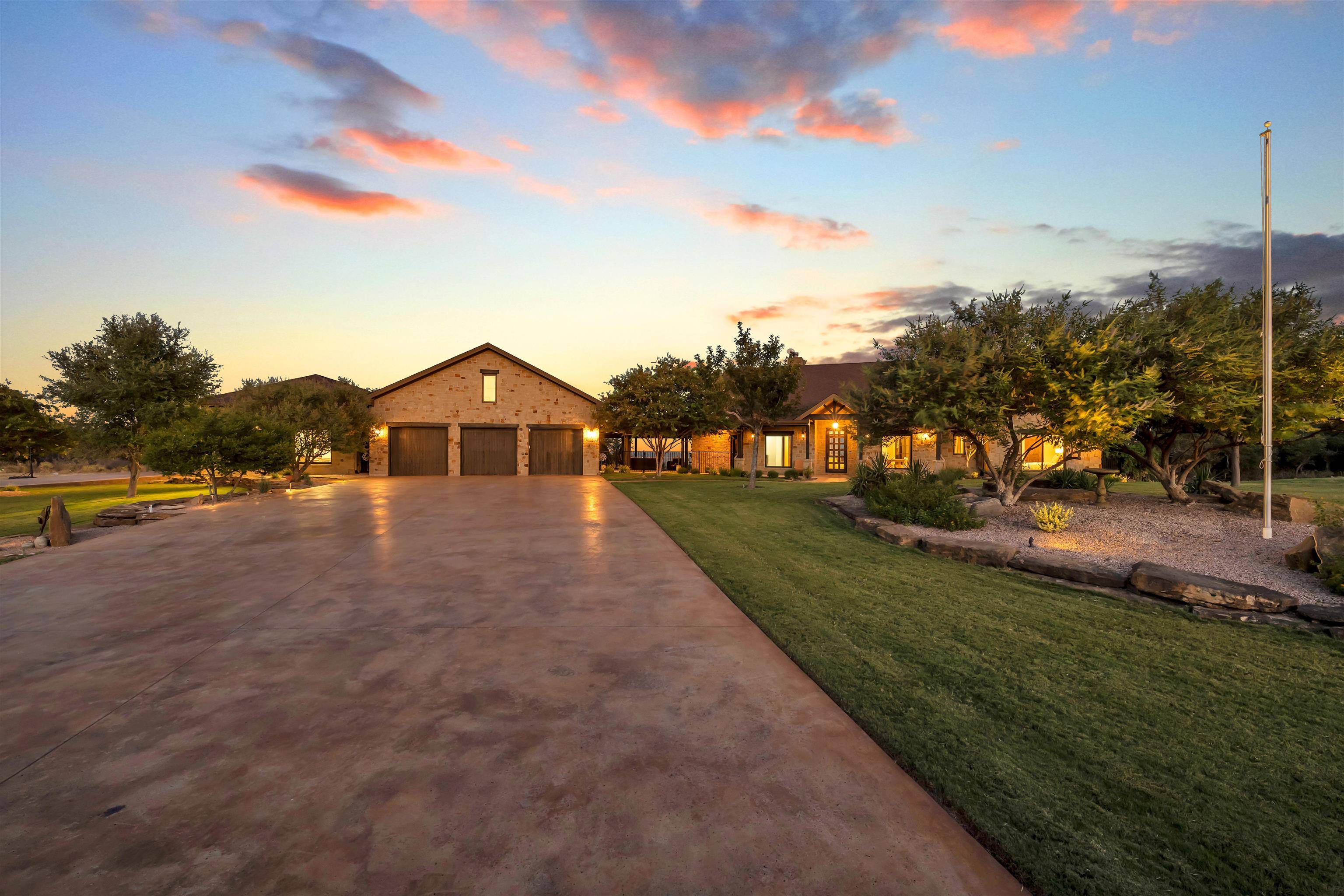 171 Sandstone Ridge DR, Marble Falls, TX 78654-7927