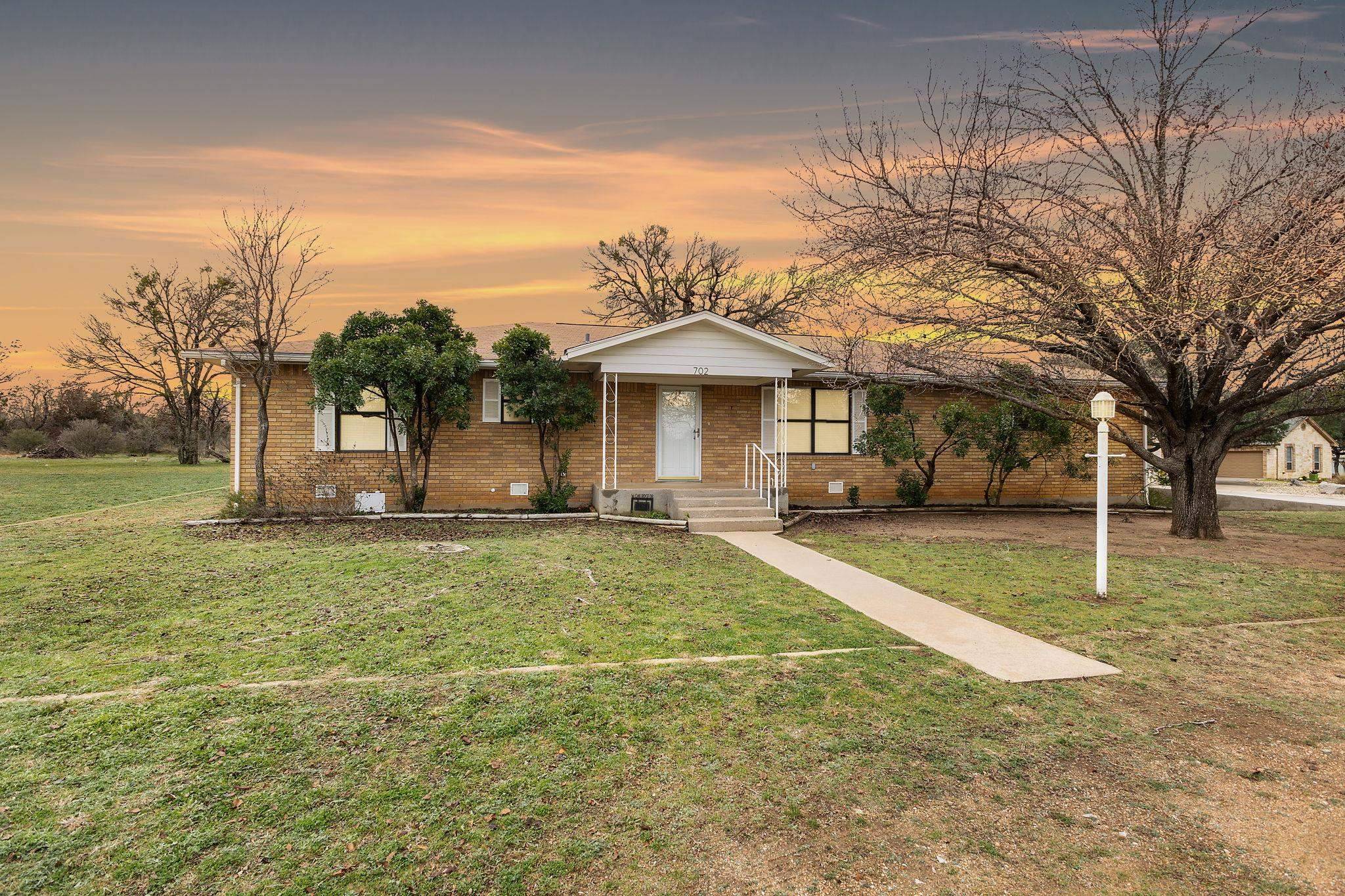 702 W Oak Ridge Dr, Marble Falls, TX 78654