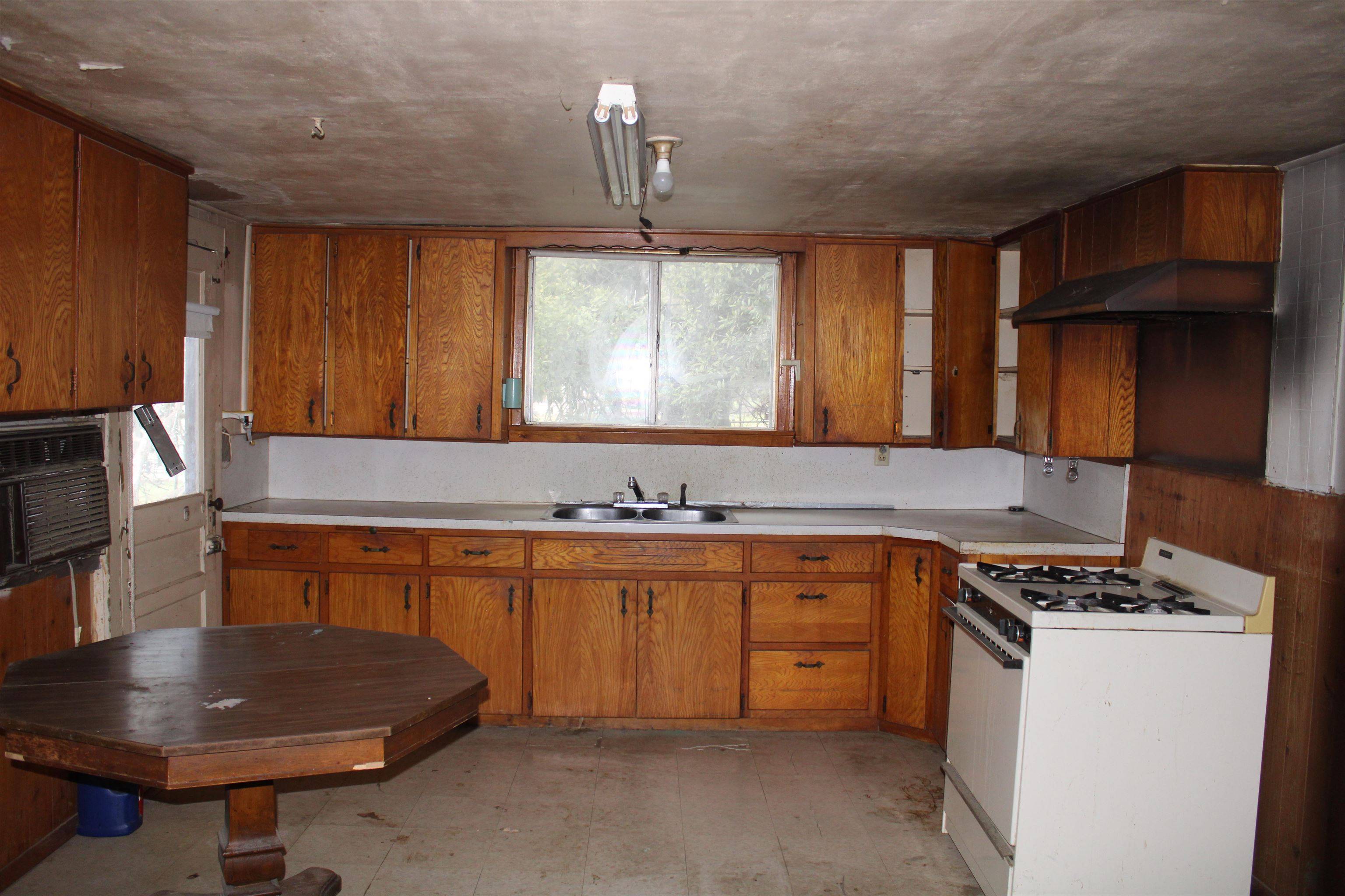 1109 W 1st ST, Lampasas, TX 76550