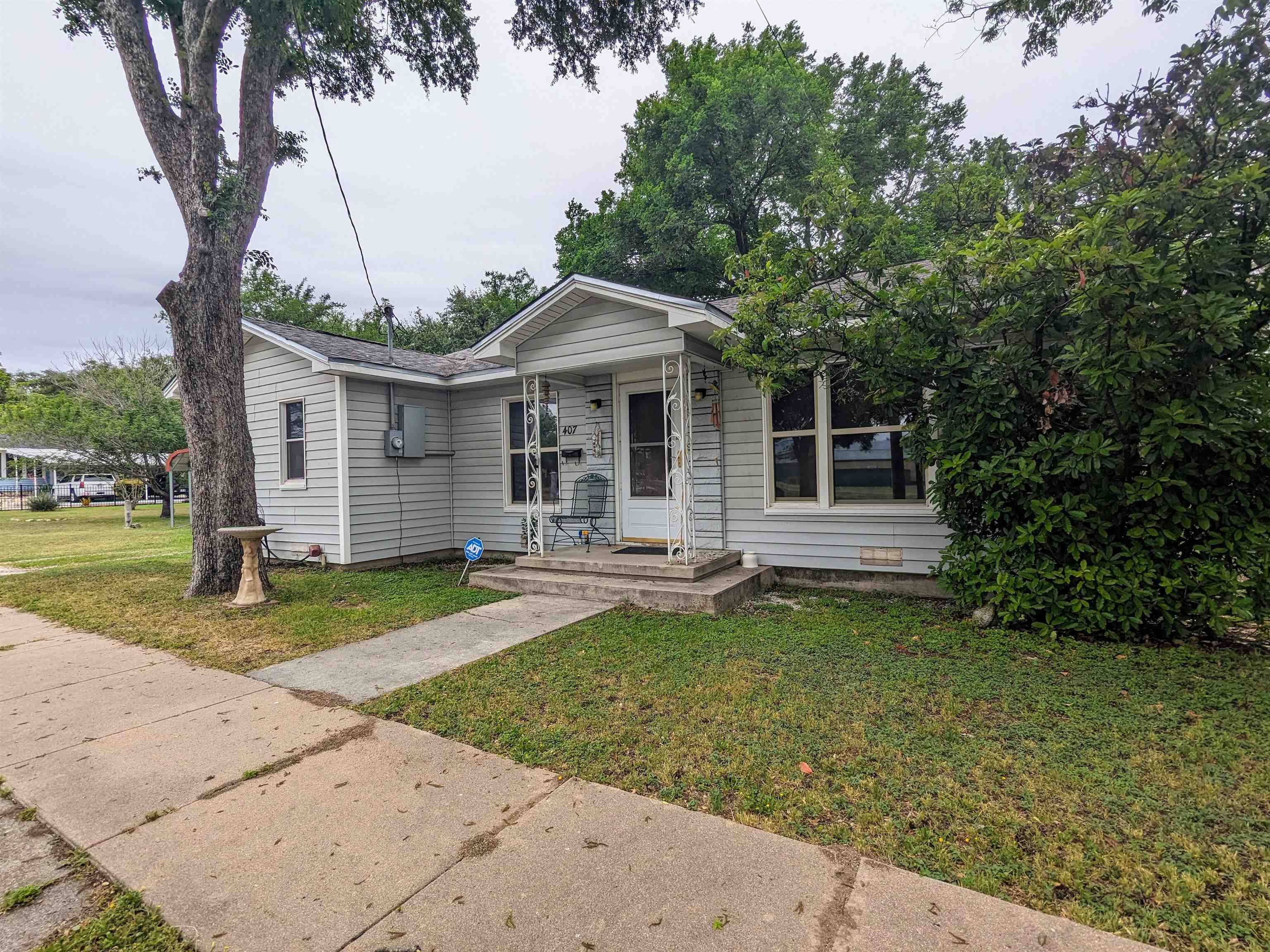 407 E 1St St, Lampasas, TX 76550