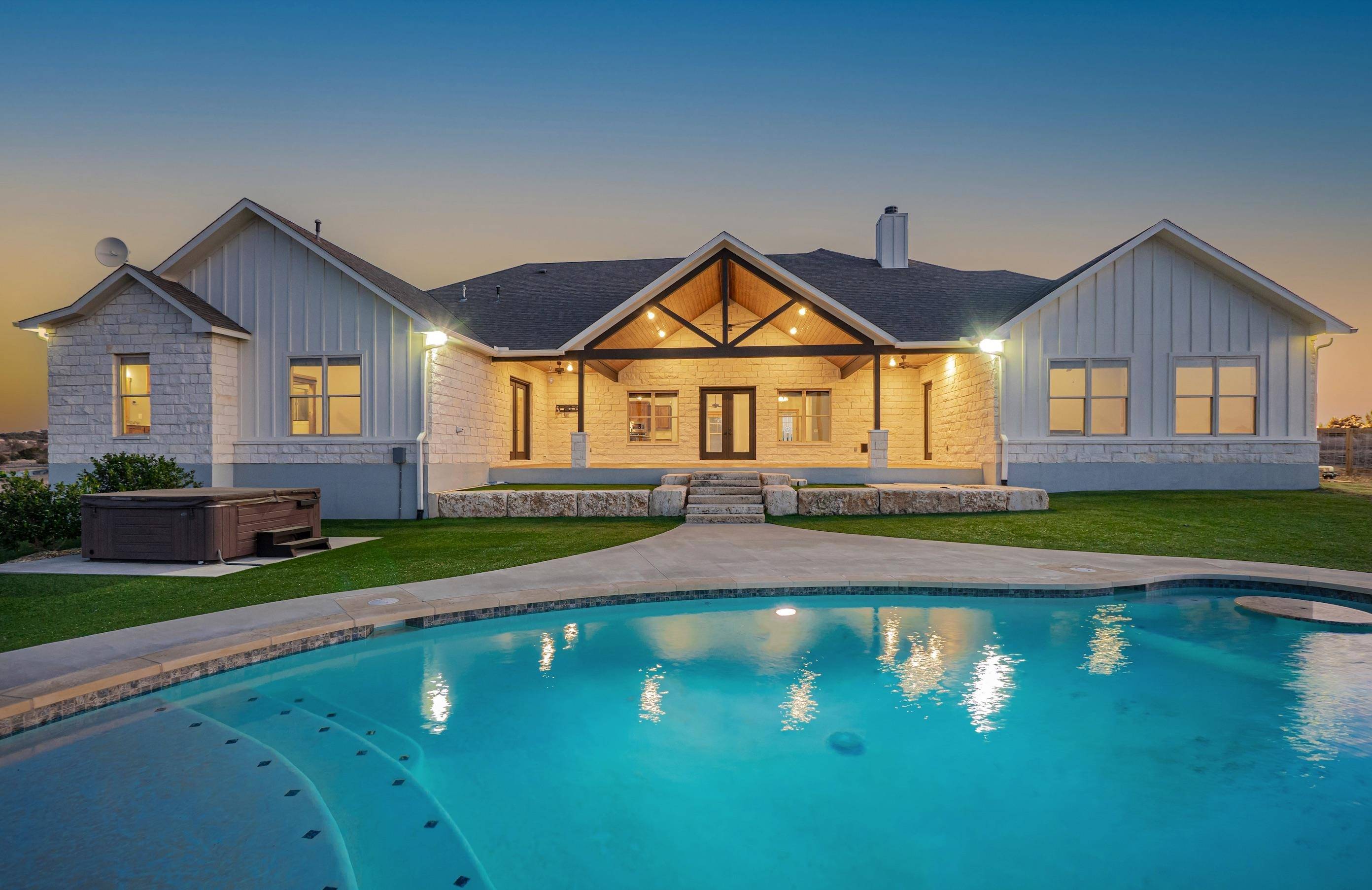 104 Mesa Grande CT, Marble Falls, TX 78654