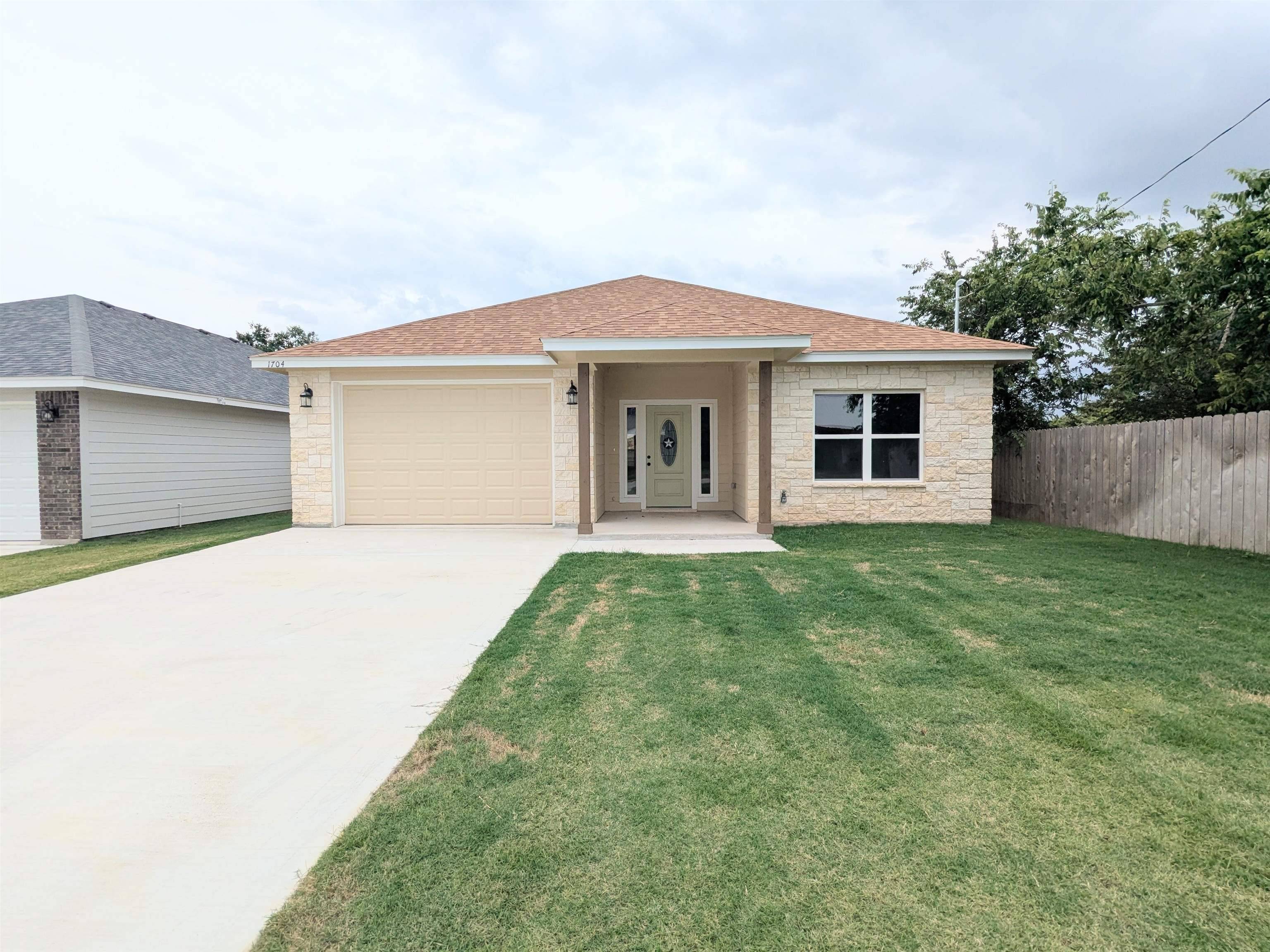 1704 E Avenue G, Lampasas, TX 76550