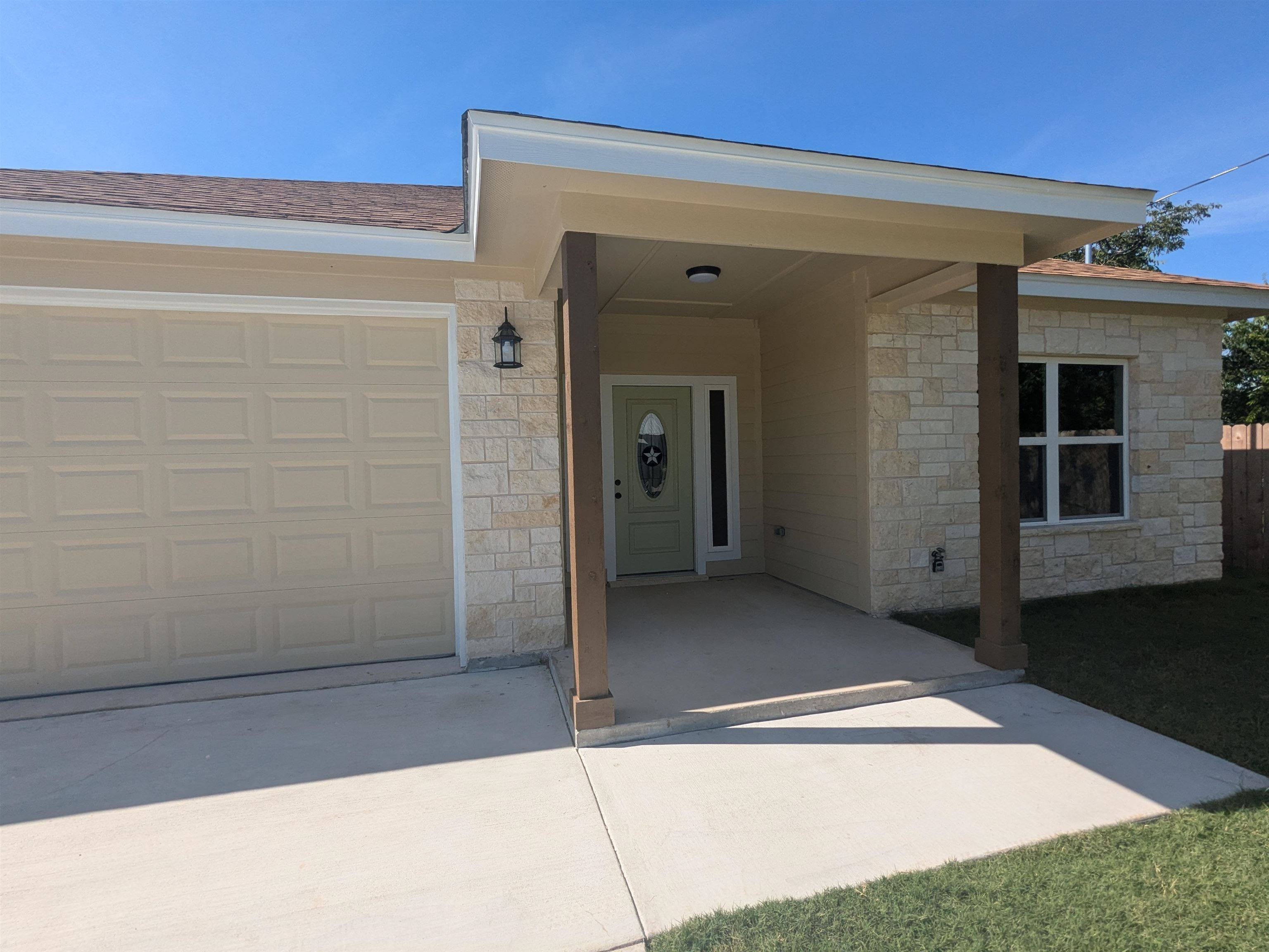 1704 E Avenue G, Lampasas, TX 76550