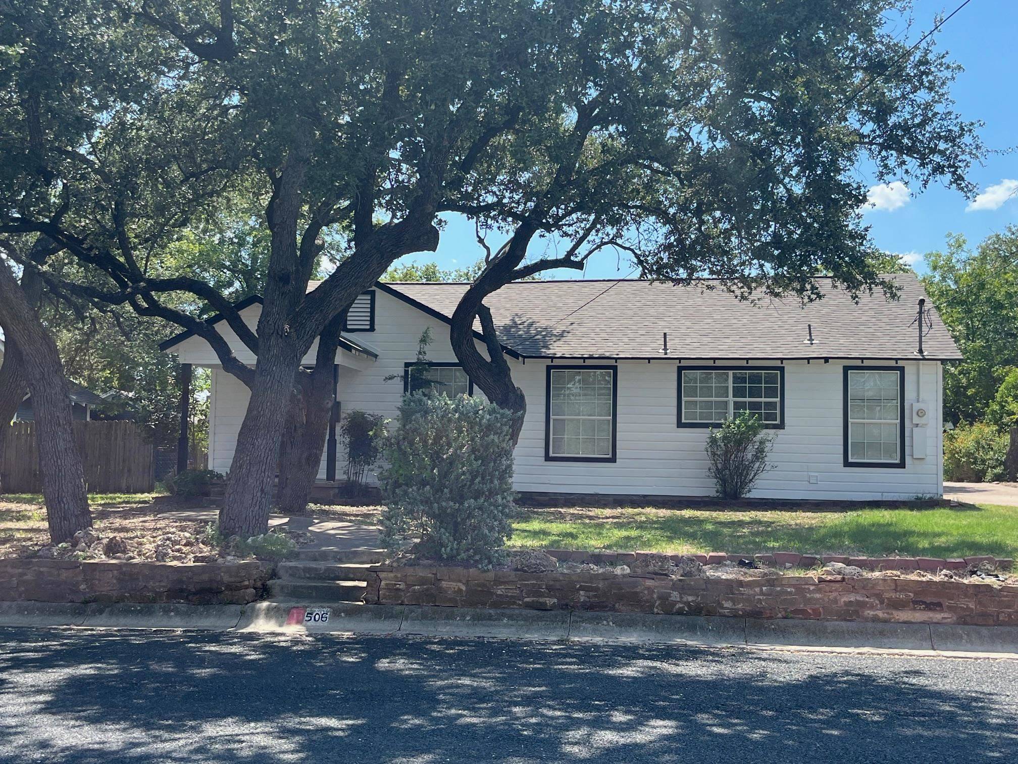 506 S Arnold ST, Lampasas, TX 76550-1613