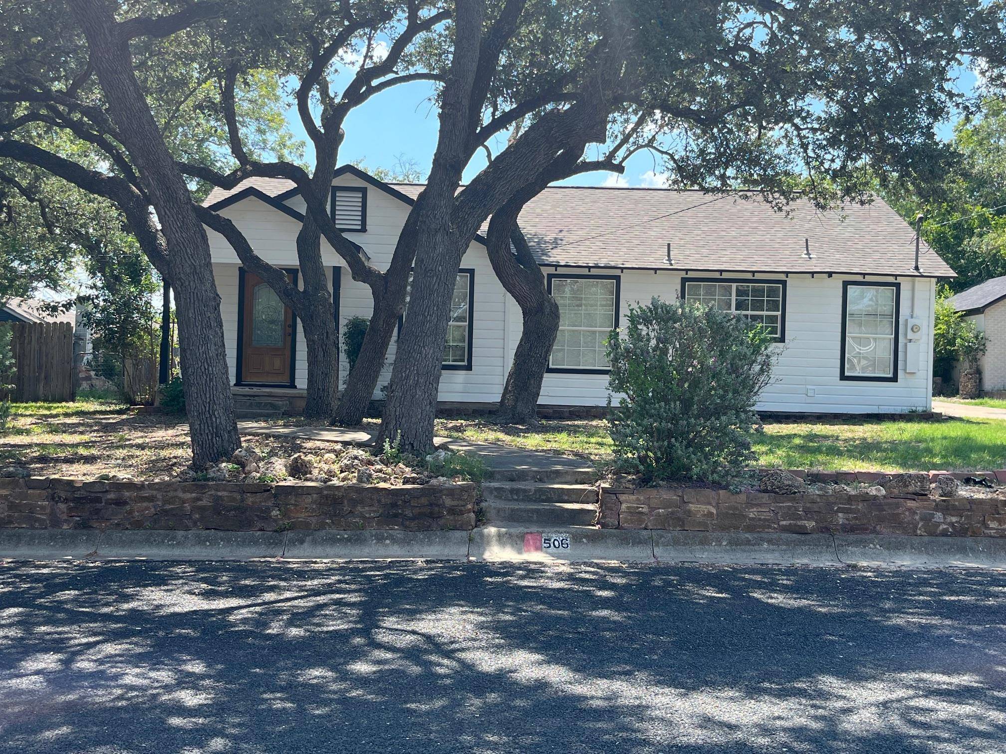 506 S Arnold ST, Lampasas, TX 76550-1613