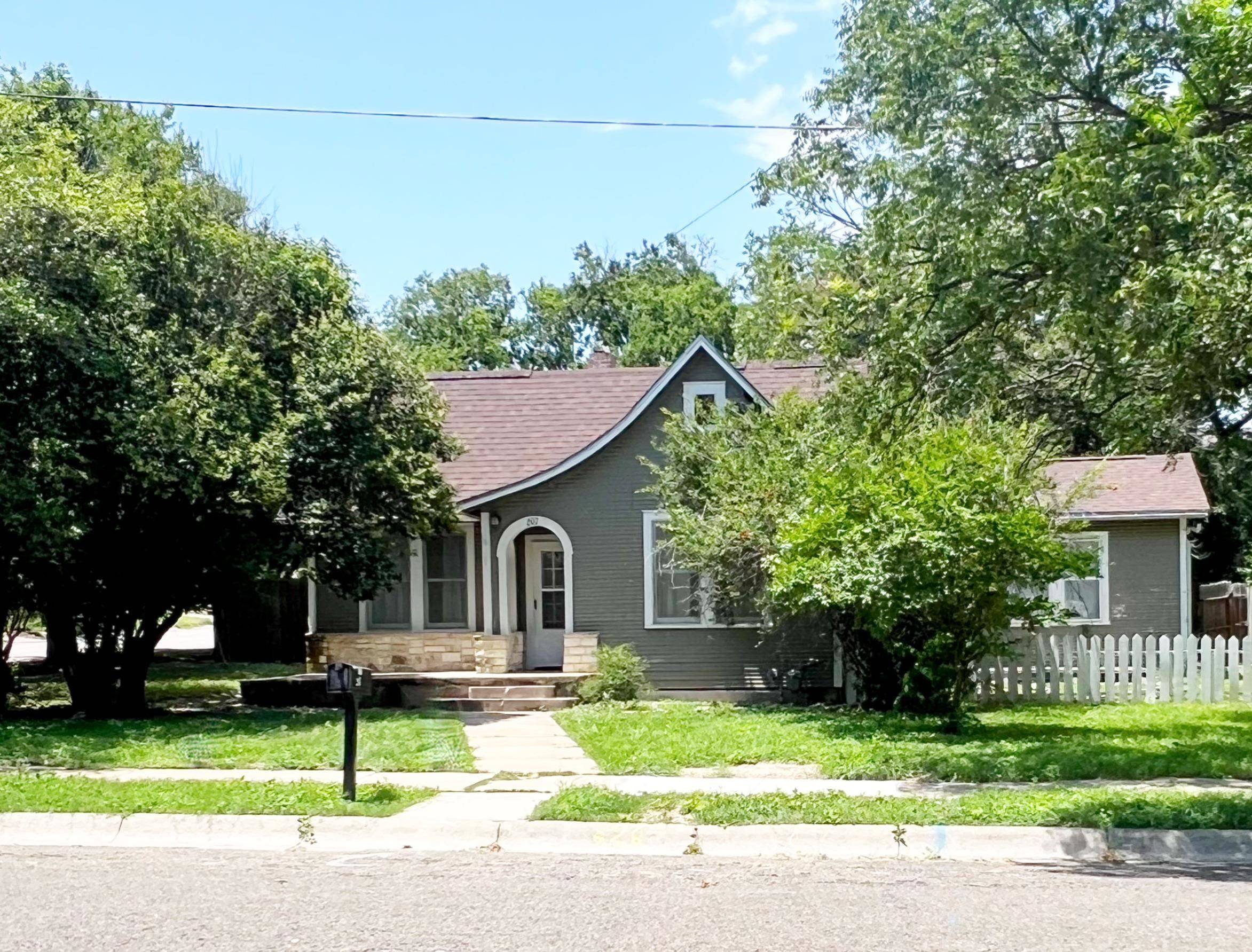 207 W 5Th St, Lampasas, TX 76550