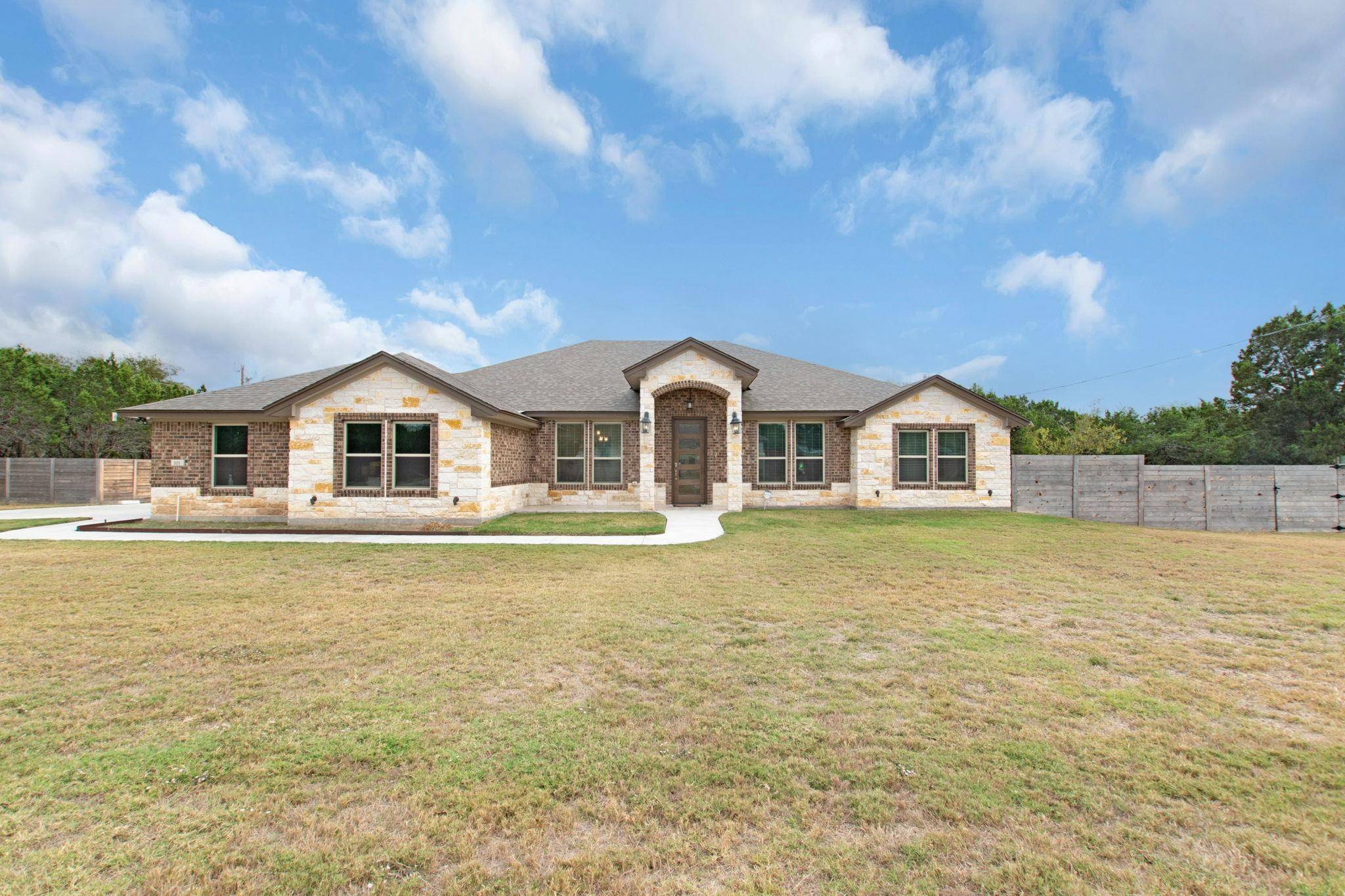 101 Savage Cir, Out Of Area, TX 76522