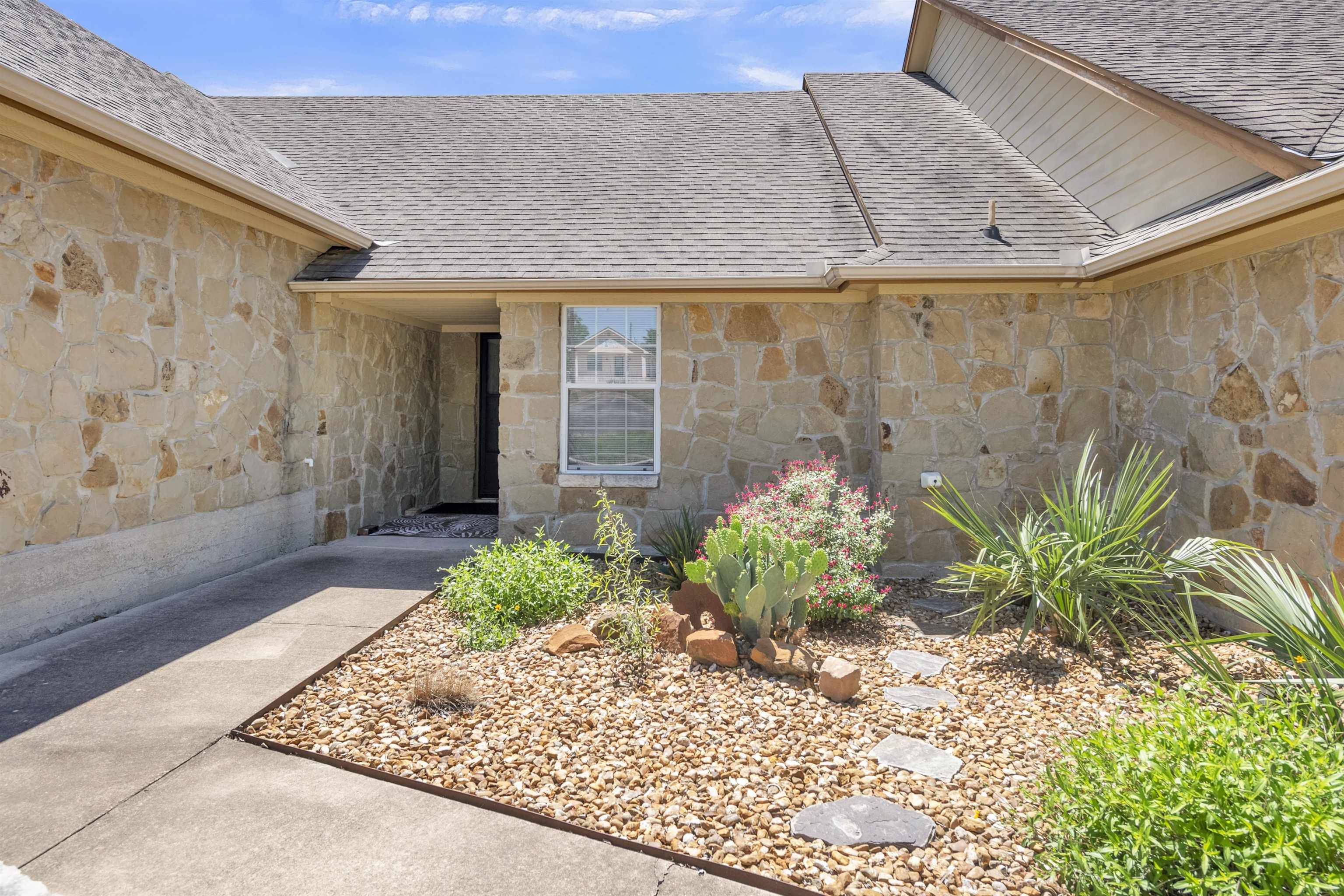 4 Matthews DR, Lampasas, TX 76550