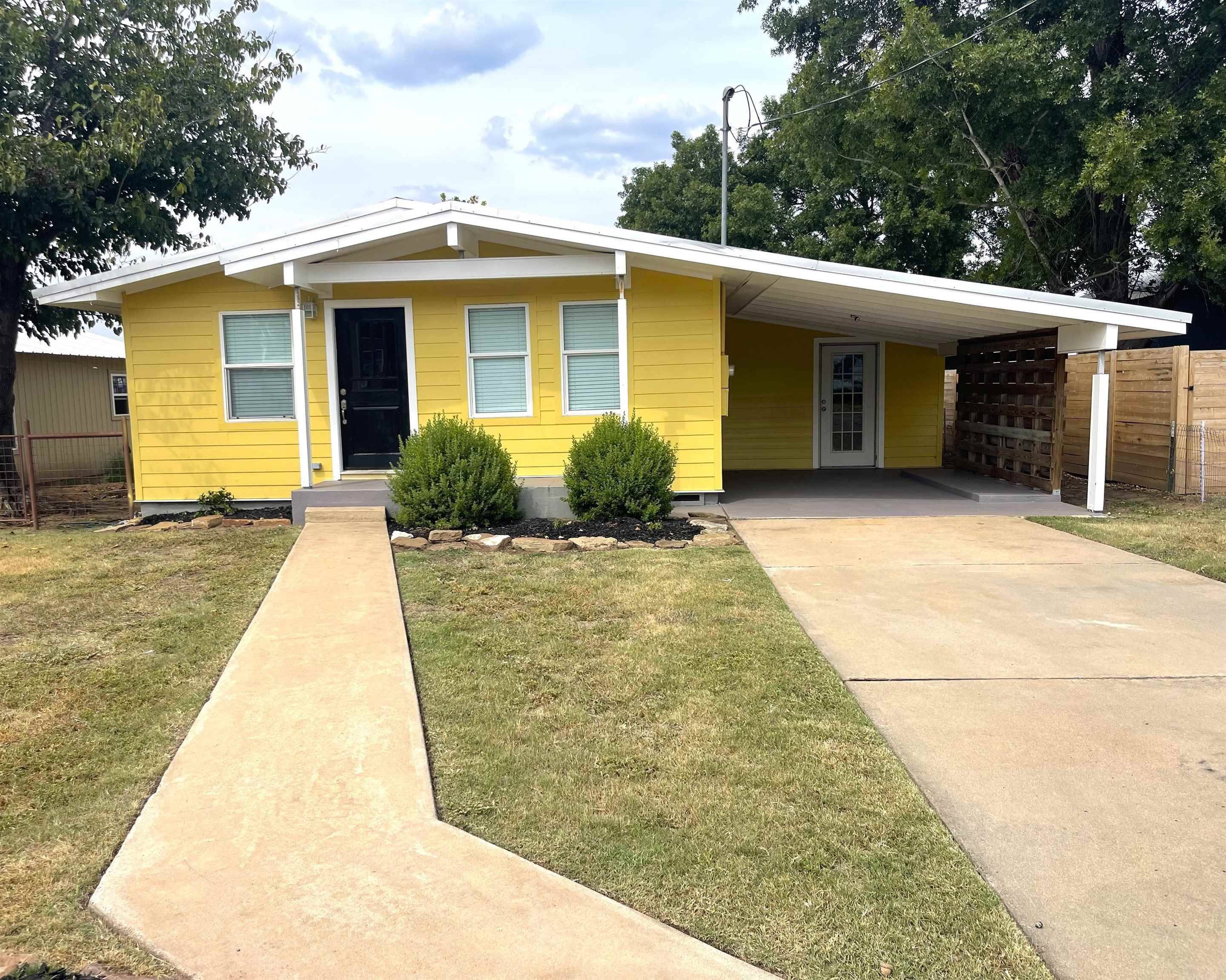 1007 E Wallace, Llano, TX 78643