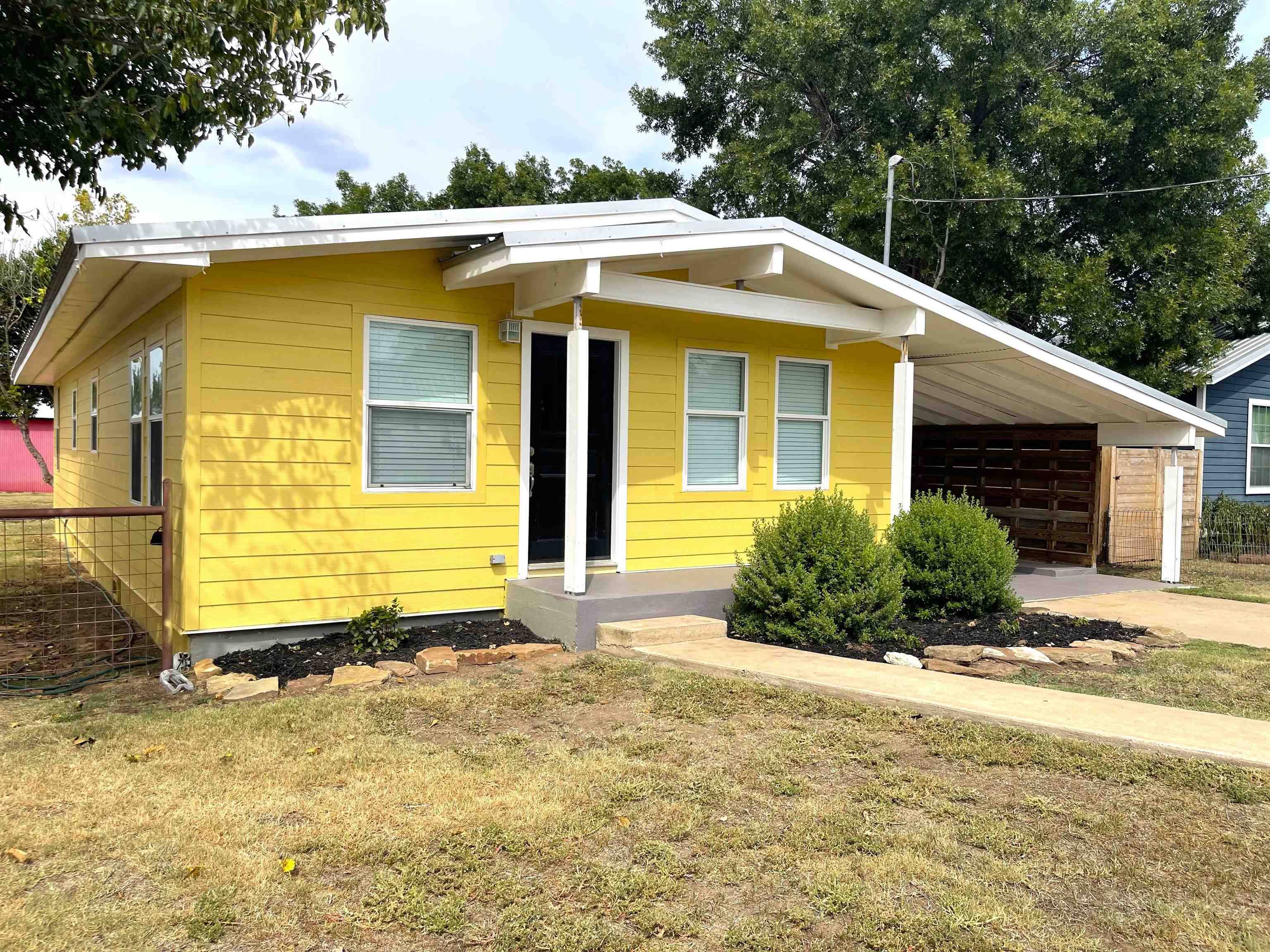 1007 E Wallace, Llano, TX 78643