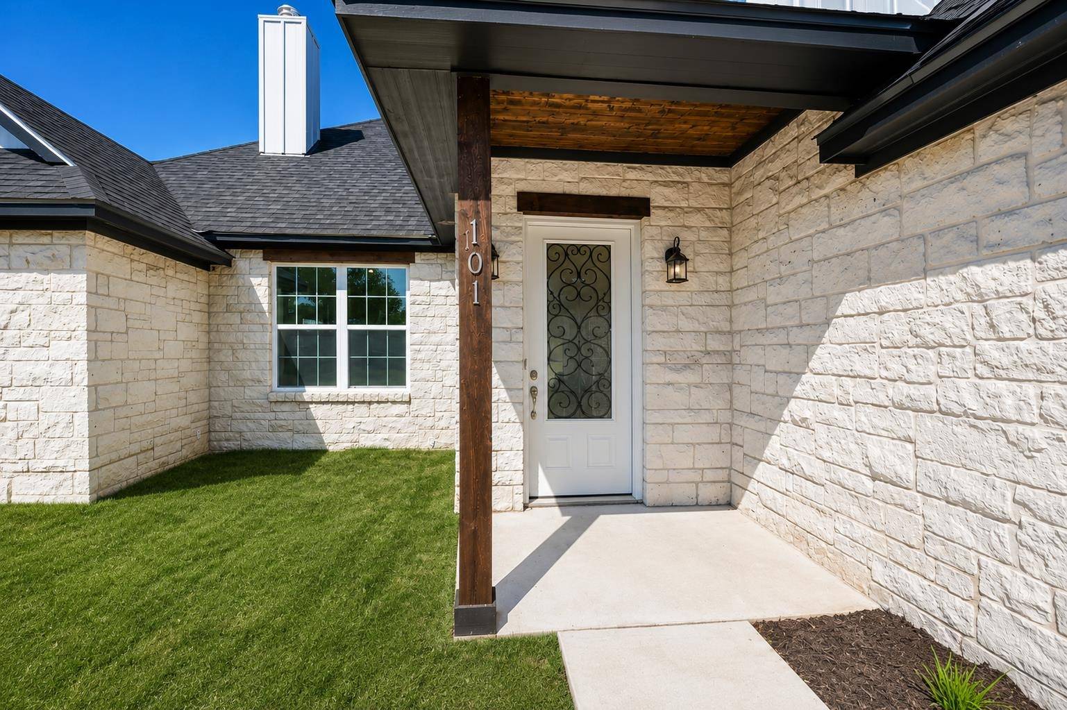 101 Eagle Point DR, Kingsland, TX 78639
