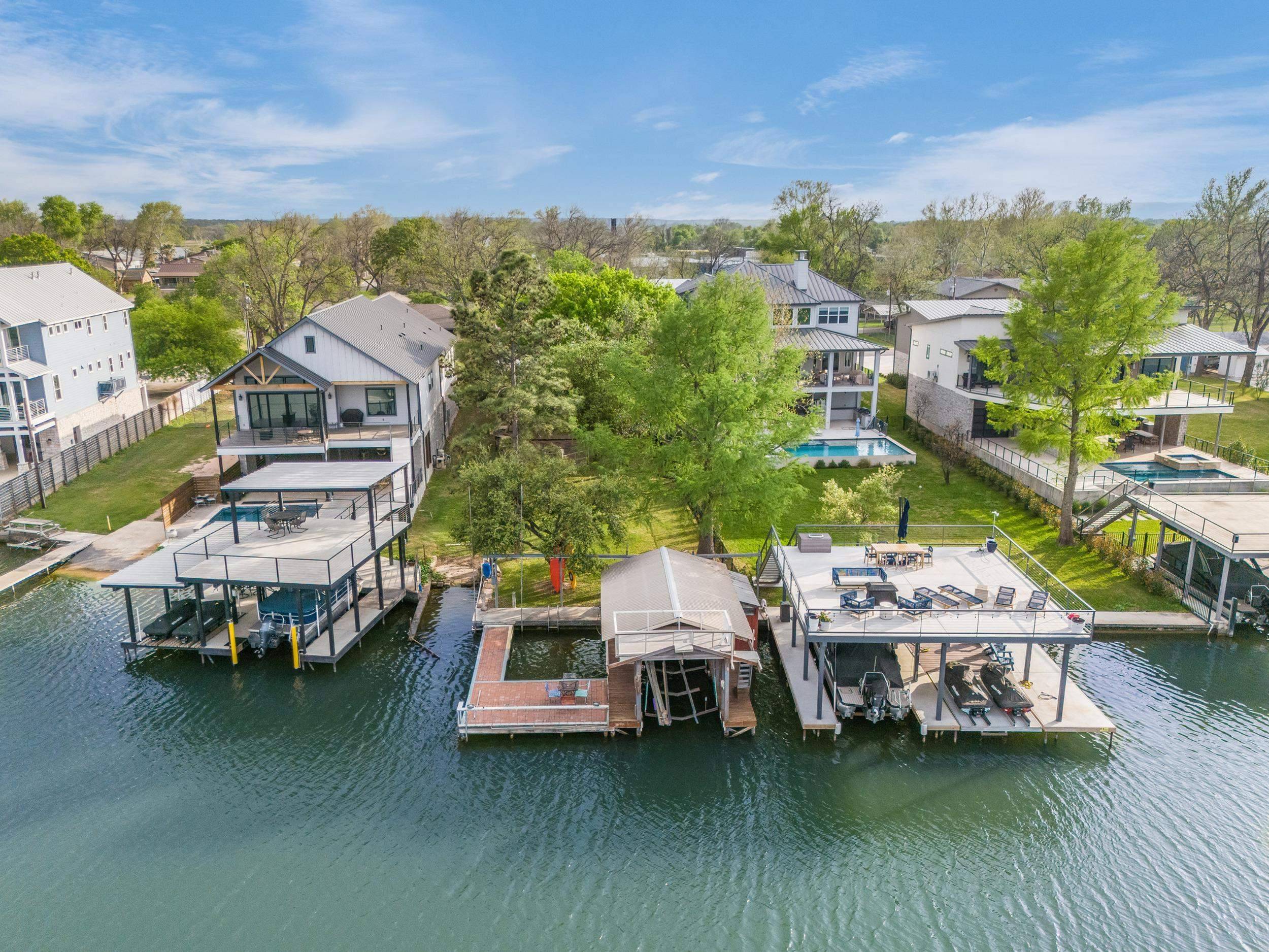 320 Harris LOOP, Kingsland, TX 78639