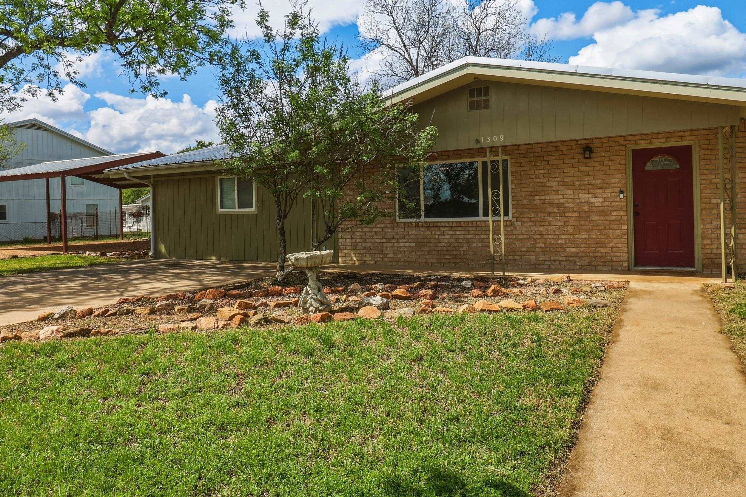 1309 E Brown ST, Llano, TX 78643