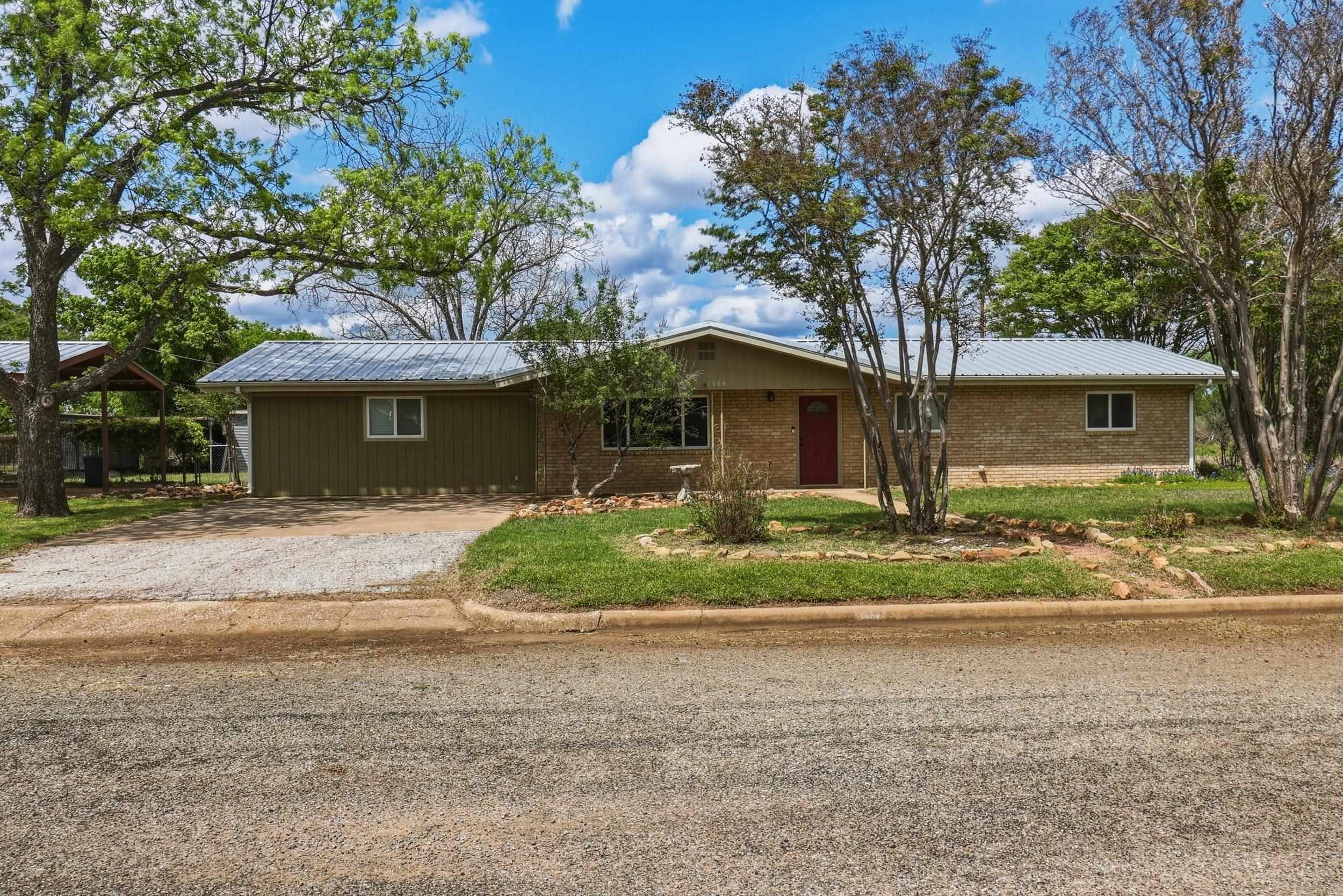 1309 E Brown ST, Llano, TX 78643