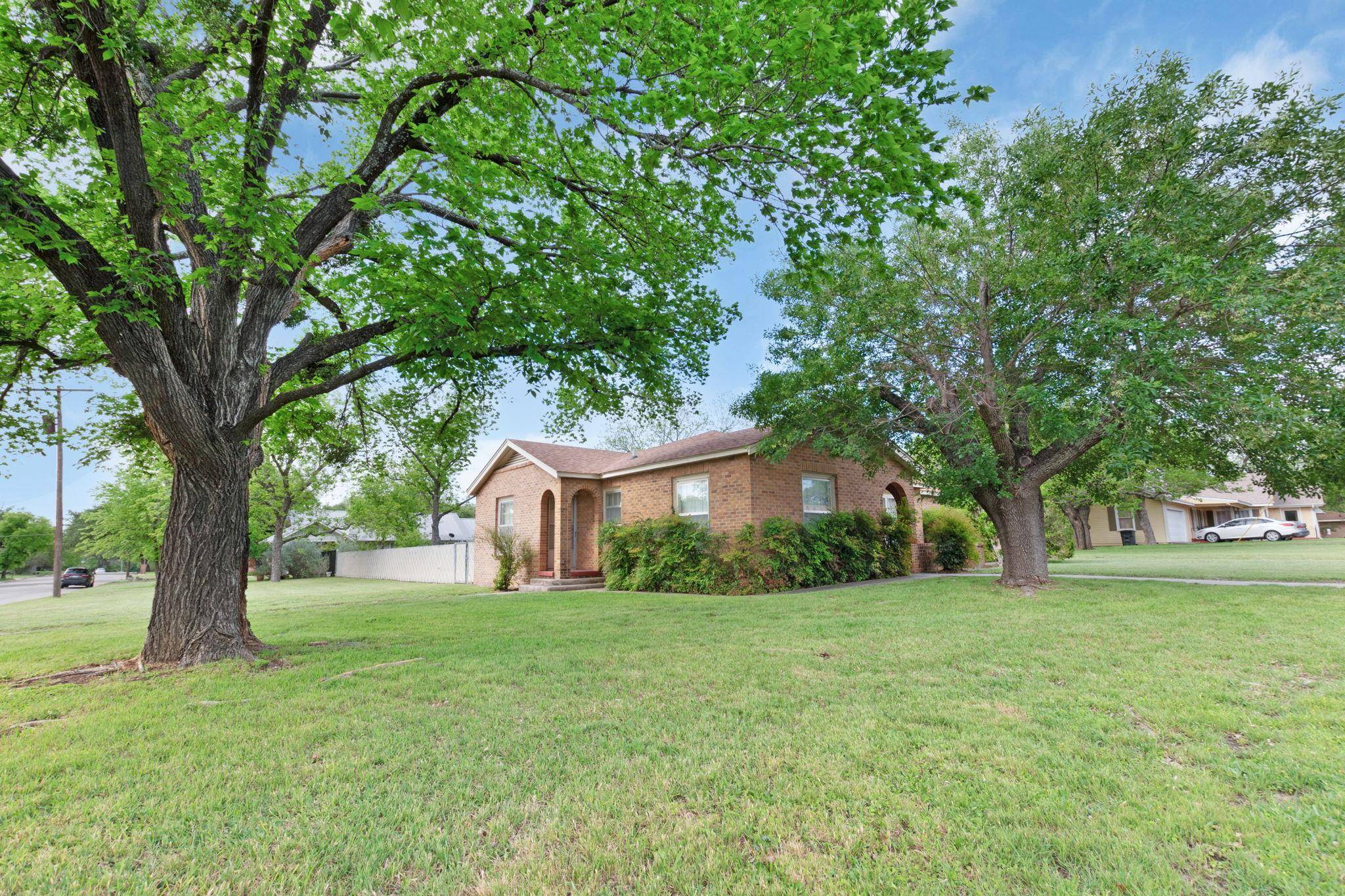 802 W 1st ST, Lampasas, TX 76550