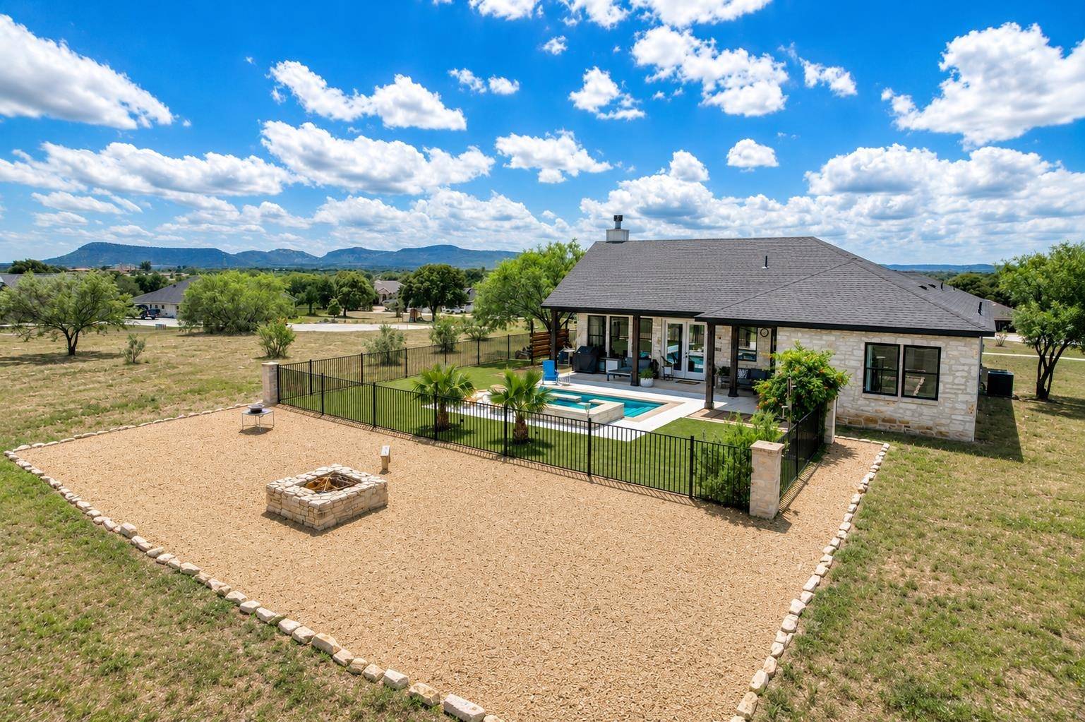 102 Pryor Place CT, Kingsland, TX 78639