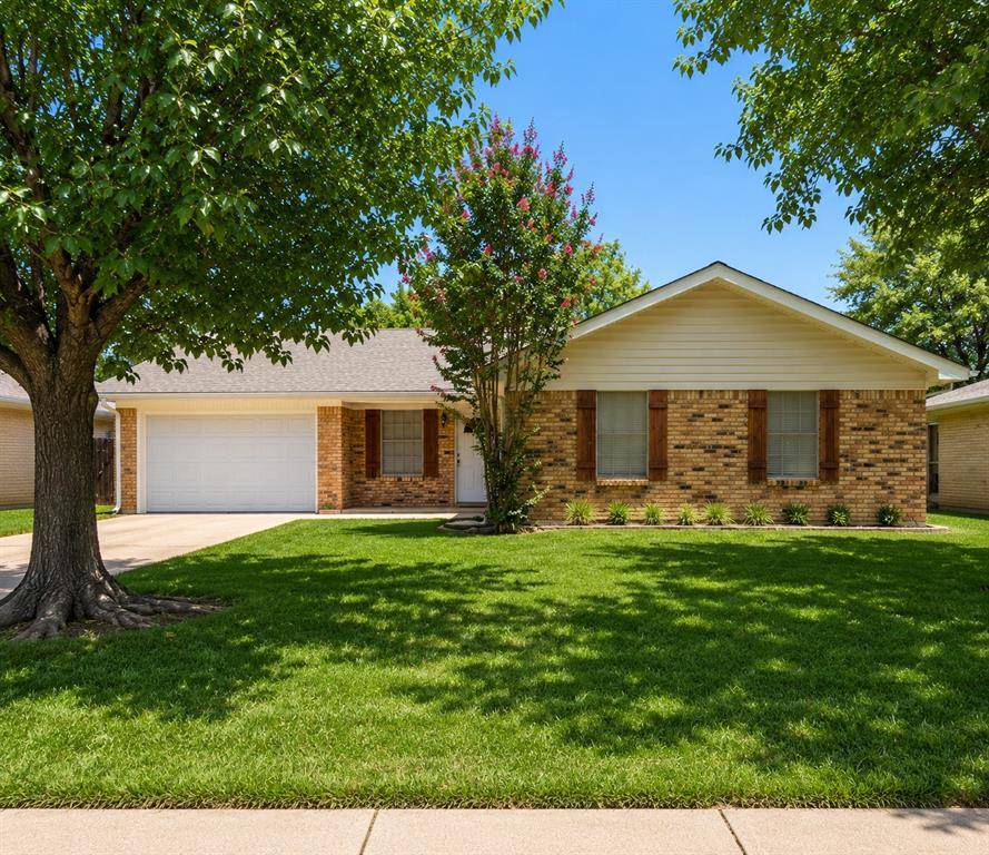 900 Prestwick Street, Bedford, TX 76022