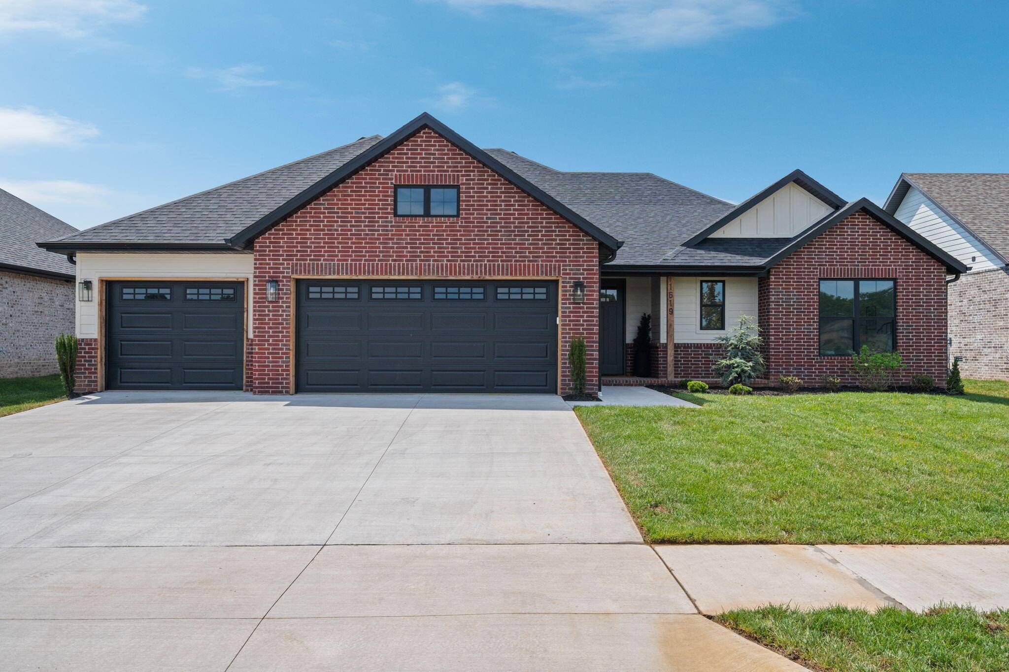 1619 S Crepe Myrtle LN, Springfield, MO 65809