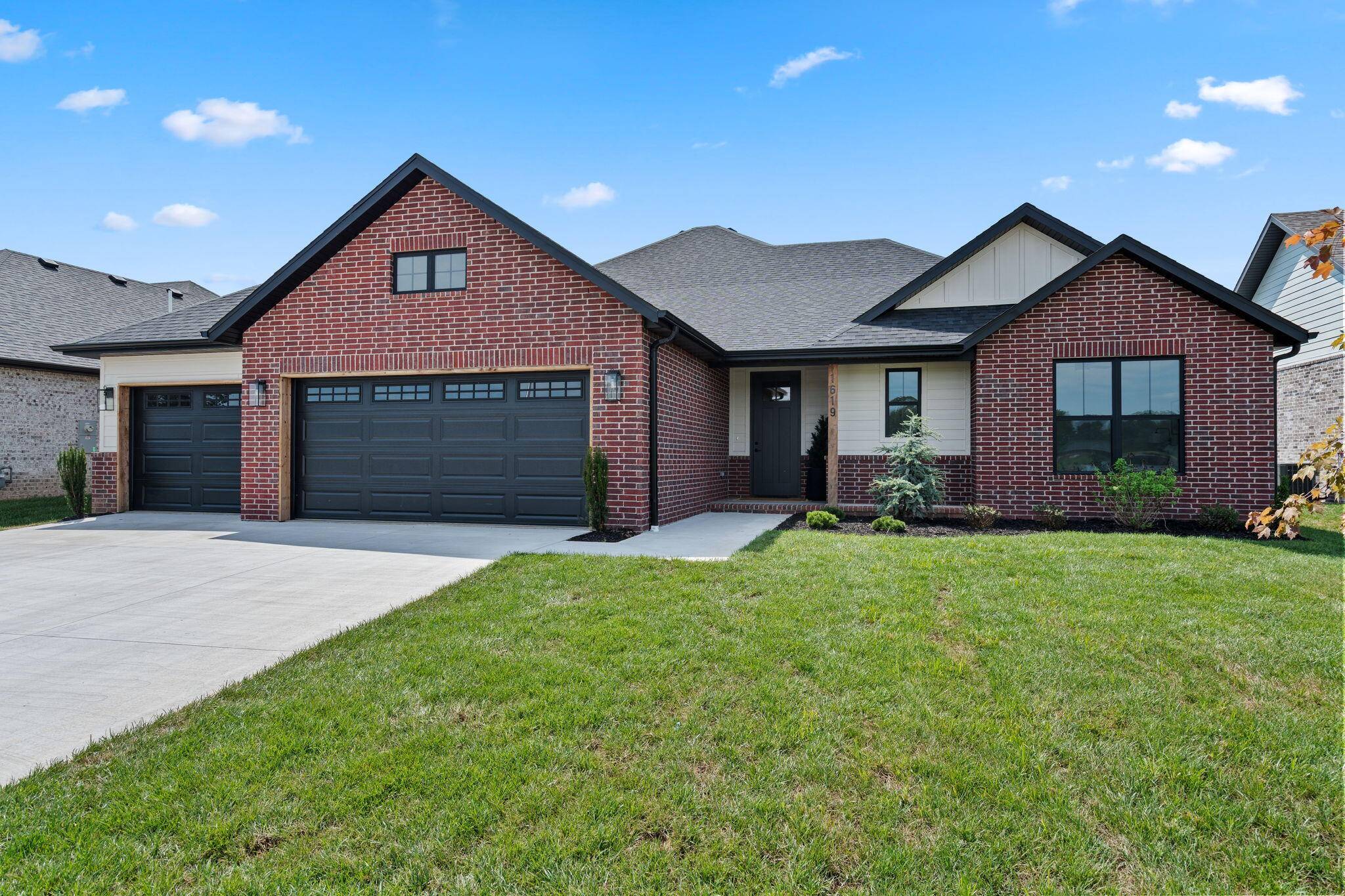 1619 S Crepe Myrtle LN, Springfield, MO 65809