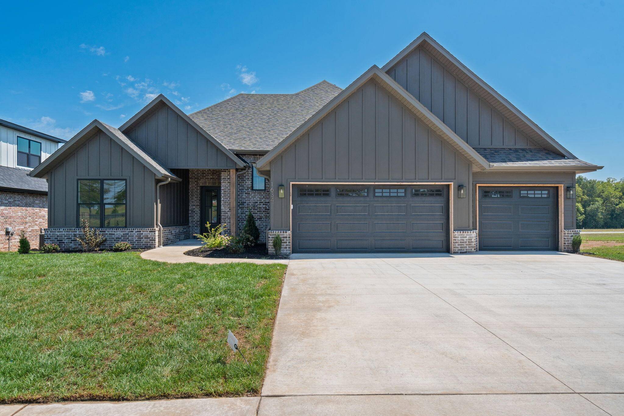 1634 S Pinecone Path, Springfield, MO 65809