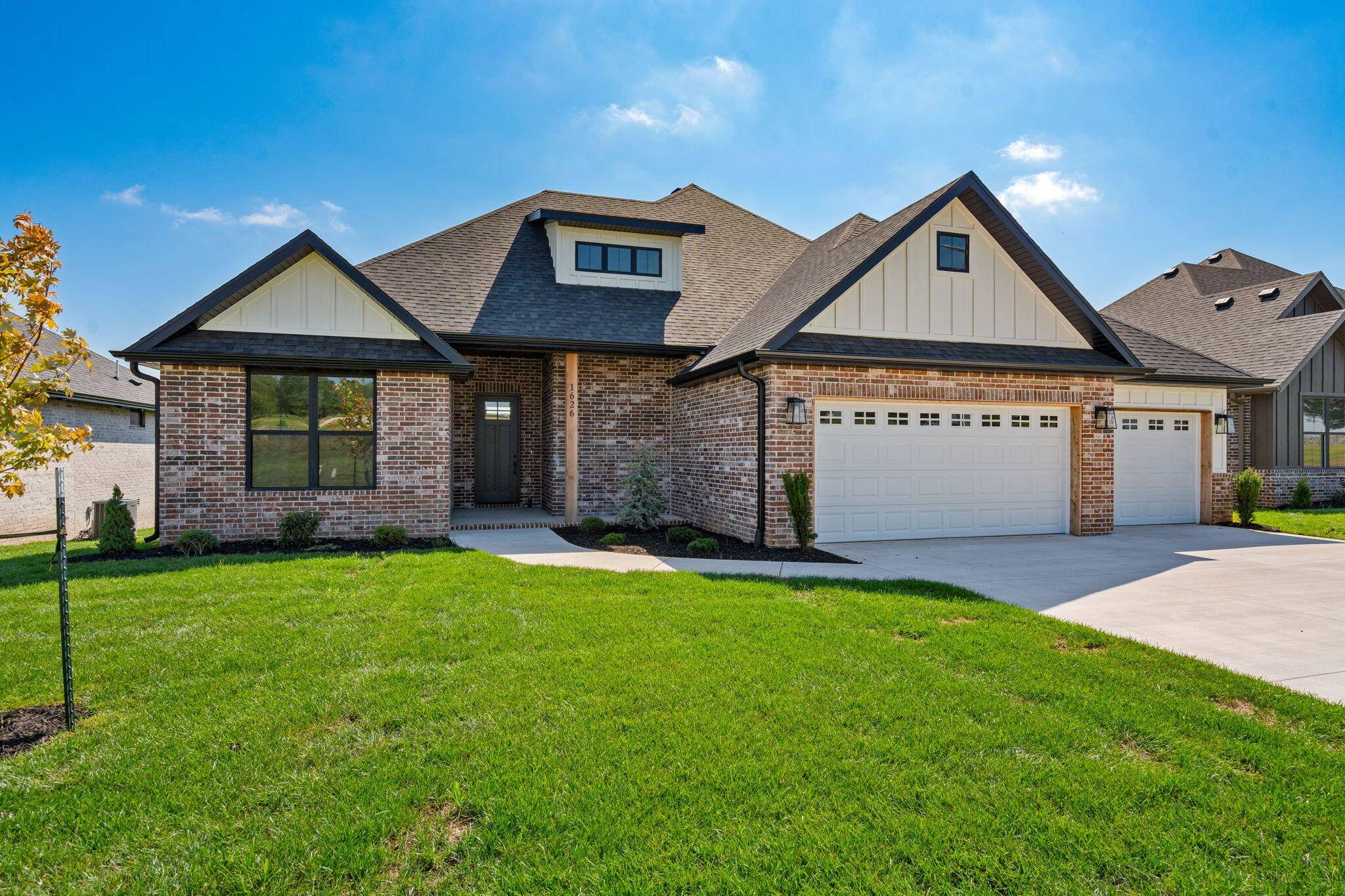 1626 S Pinecone Path, Springfield, MO 65809