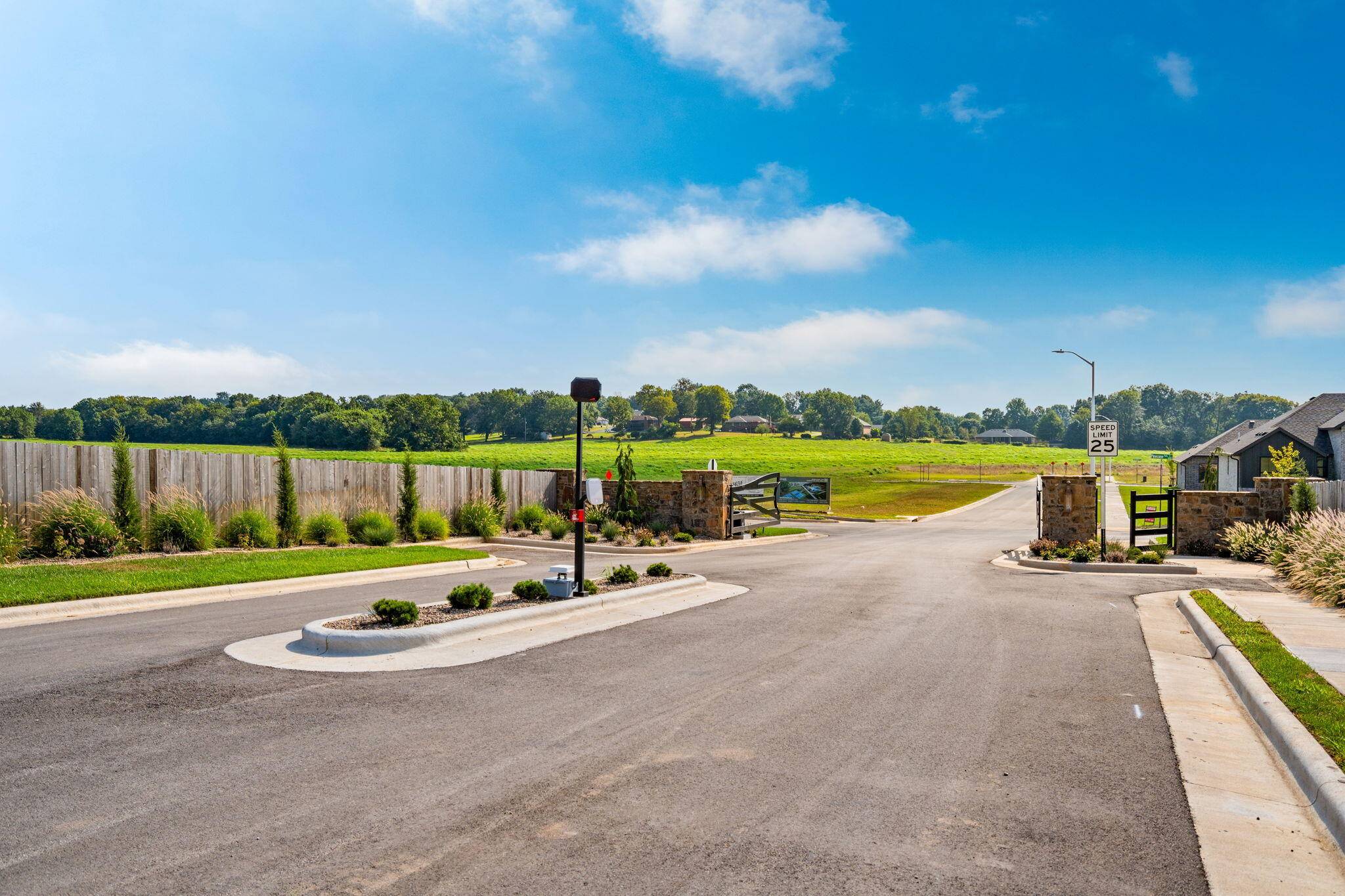 1608 S Pinecone Path, Springfield, MO 65809