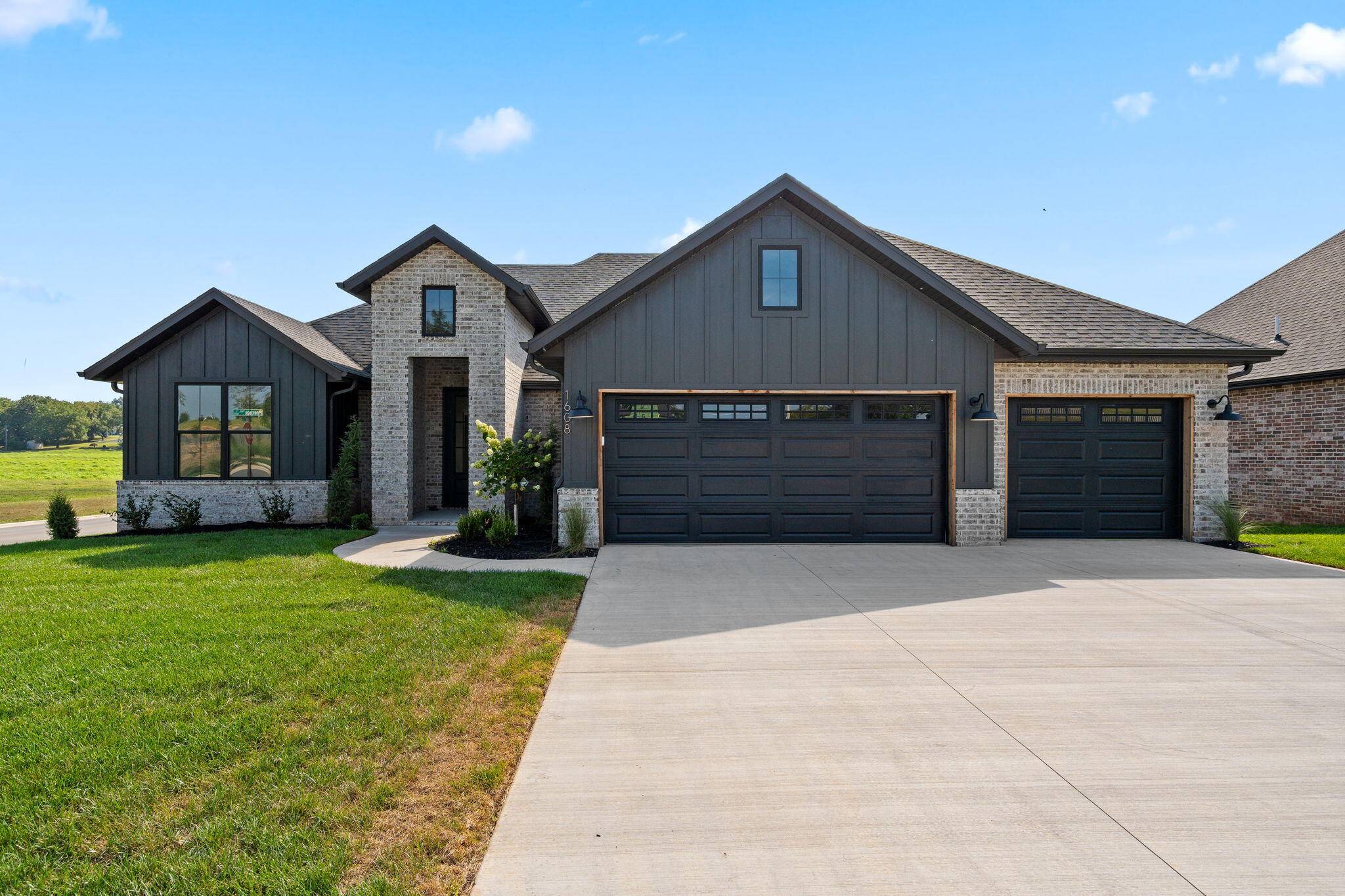 1608 S Pinecone Path, Springfield, MO 65809