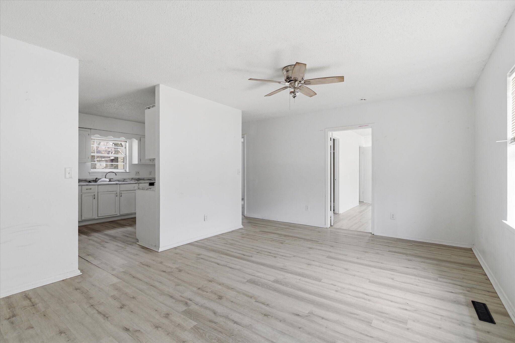 944 W Division ST, Springfield, MO 65803