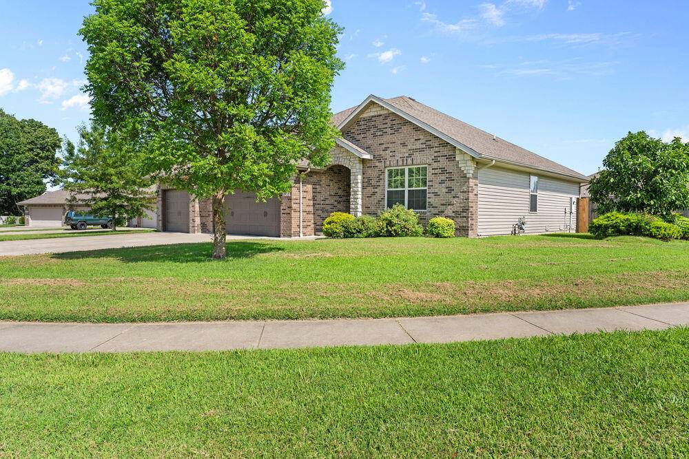 1935 N Pavilion PL, Strafford, MO 65757