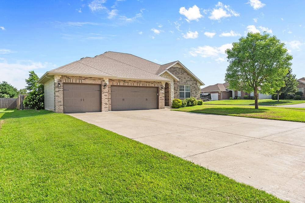1935 N Pavilion PL, Strafford, MO 65757