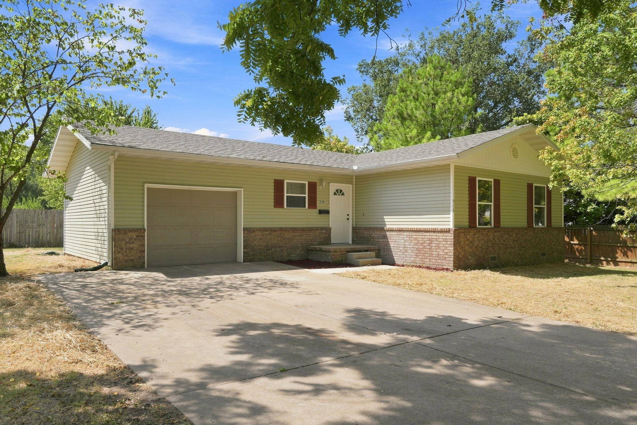 516 E Springfield ST, Aurora, MO 65605