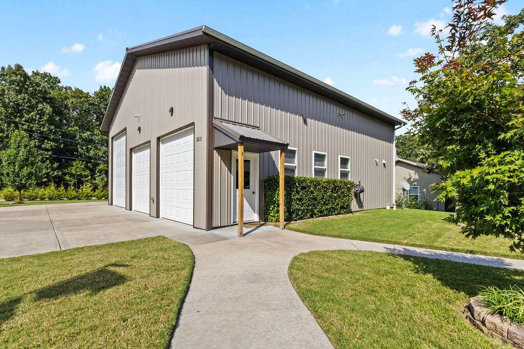 325 Lakeland AVE, Hollister, MO 65672