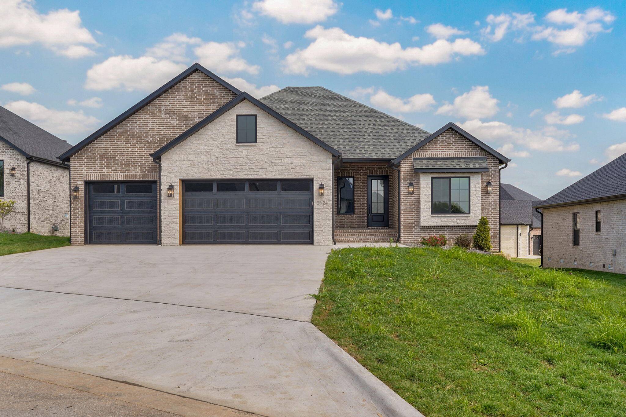2124 N Sun Valley DR, Springfield, MO 65802