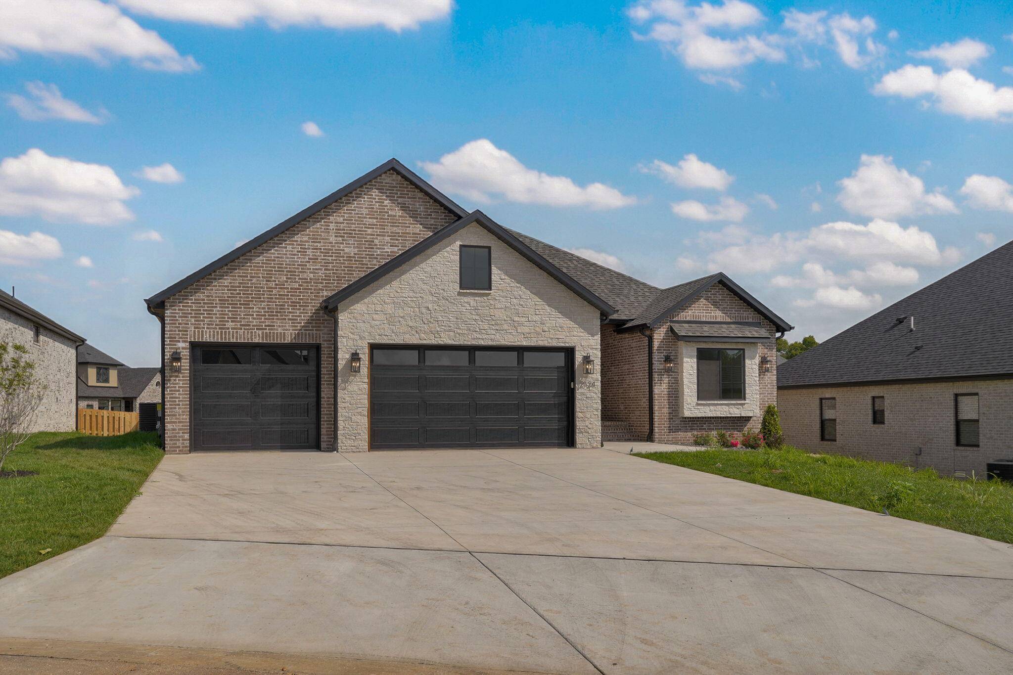 2124 N Sun Valley DR, Springfield, MO 65802