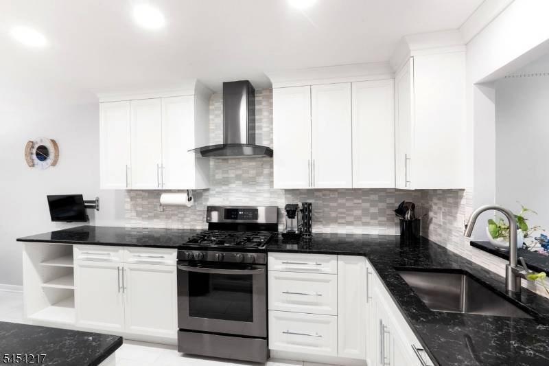 45 Bond St, Bridgewater Twp., NJ 08807