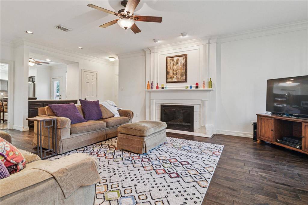 2200 Southern Oak Drive, Irving, TX 75063