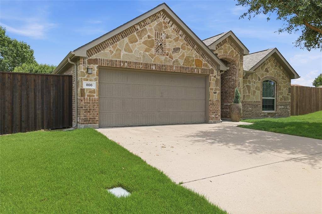 800 Silverthorne Drive, Burleson, TX 76028