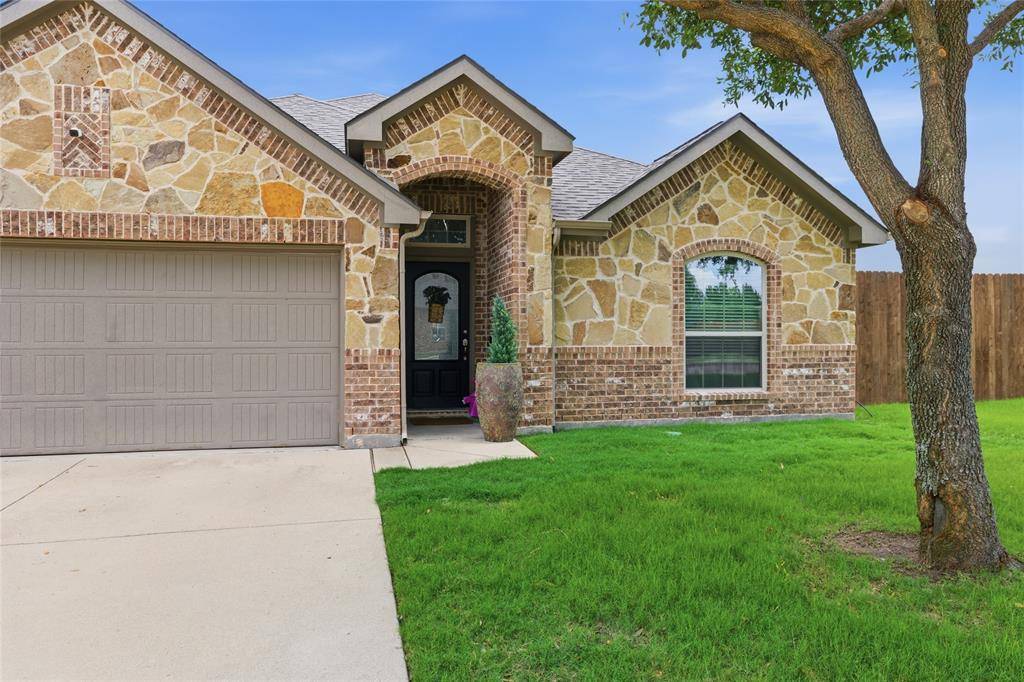 800 Silverthorne Drive, Burleson, TX 76028