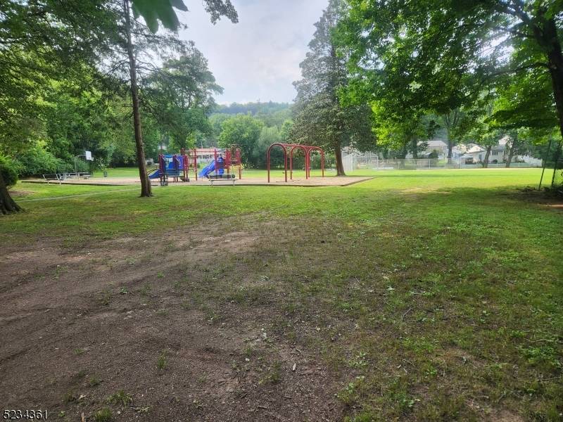 39 Mount Washington Dr, Clifton City, NJ 07013